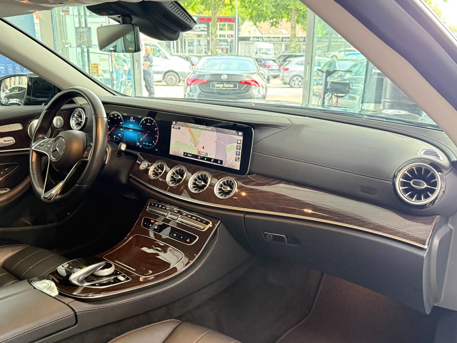 Fahrzeugabbildung Mercedes-Benz E 200 Cabrio BURMES+MEMORY+KAMERA+TOTW.+CARPLAY