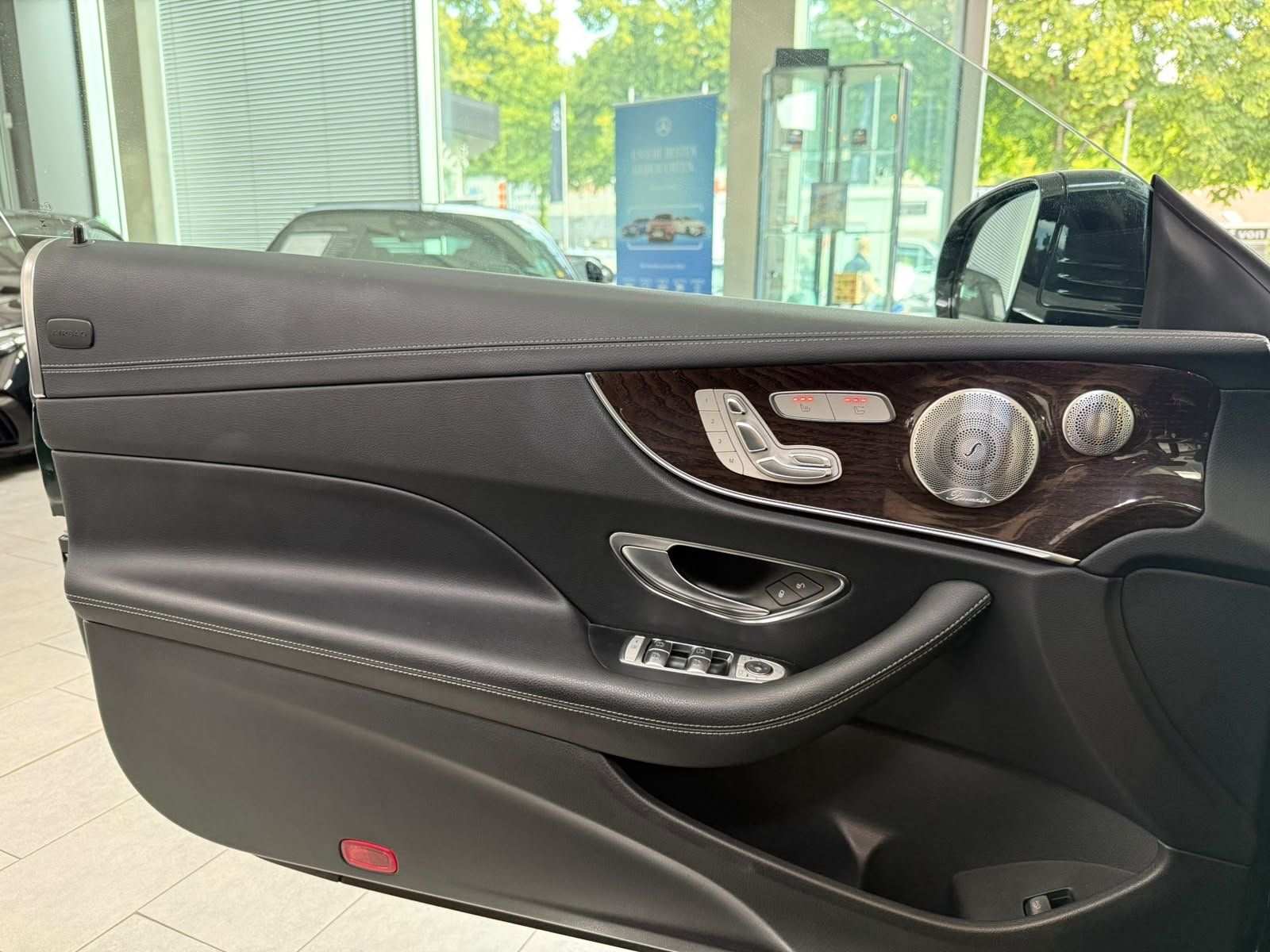 Fahrzeugabbildung Mercedes-Benz E 200 Cabrio BURMES+MEMORY+KAMERA+TOTW.+CARPLAY