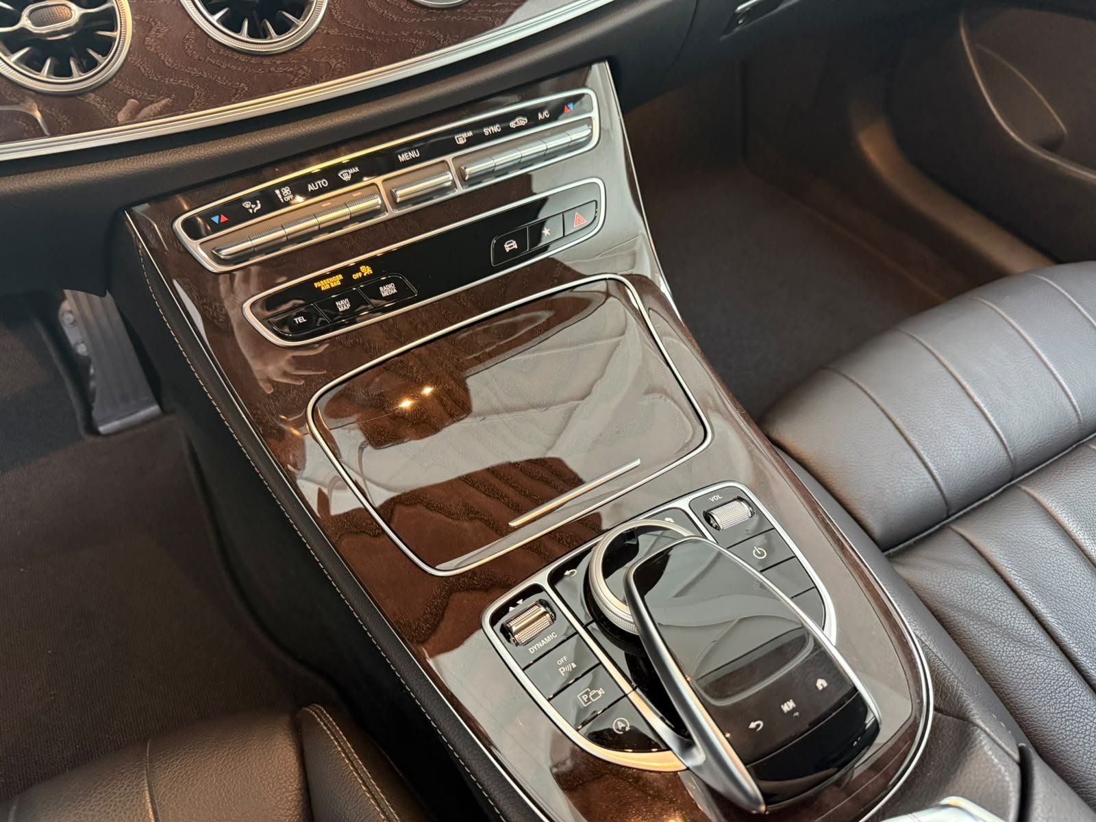Fahrzeugabbildung Mercedes-Benz E 200 Cabrio BURMES+MEMORY+KAMERA+TOTW.+CARPLAY