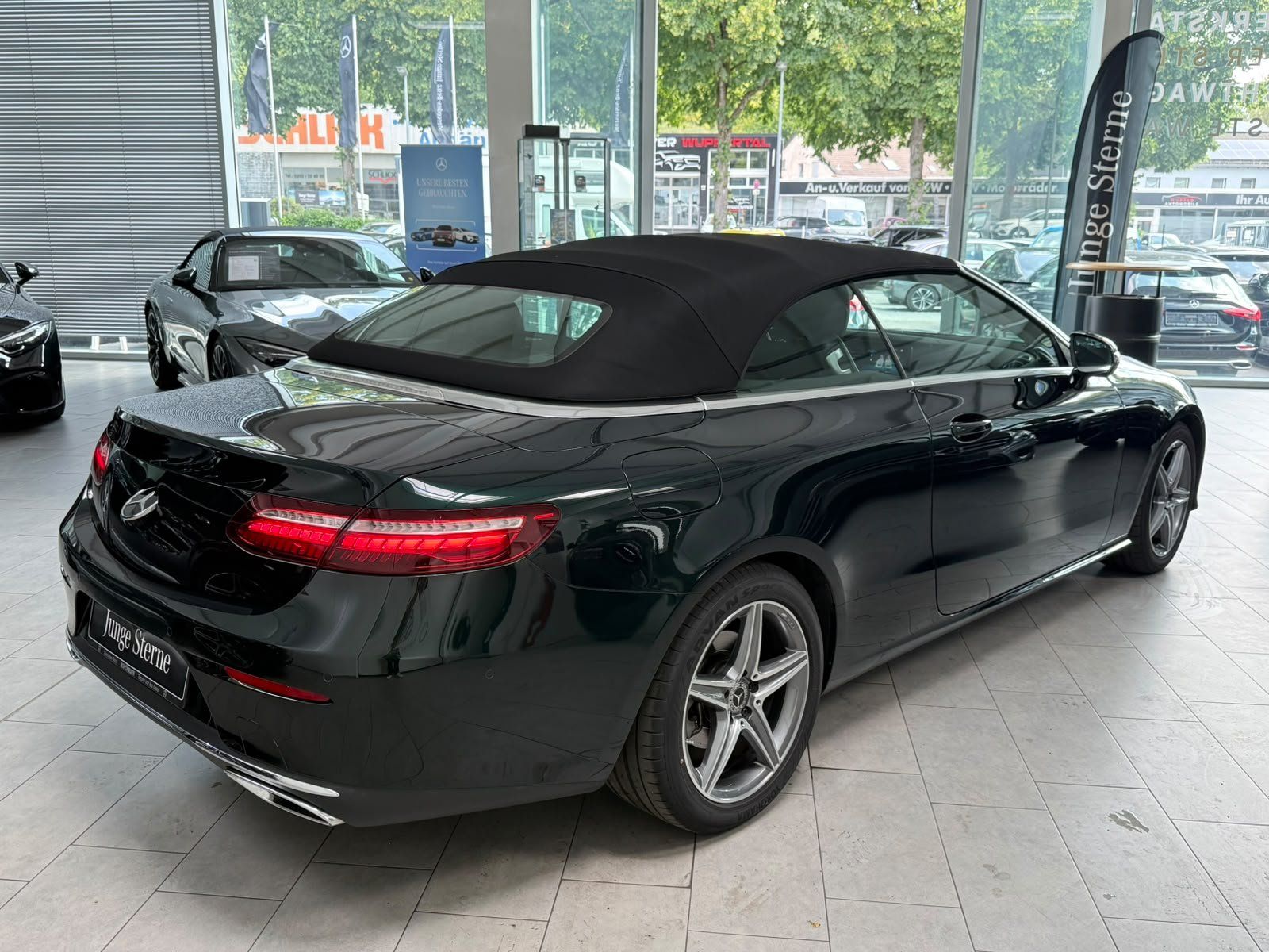 Fahrzeugabbildung Mercedes-Benz E 200 Cabrio BURMES+MEMORY+KAMERA+TOTW.+CARPLAY