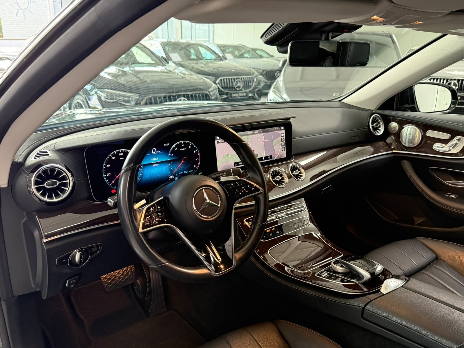 Fahrzeugabbildung Mercedes-Benz E 200 Cabrio BURMES+MEMORY+KAMERA+TOTW.+CARPLAY