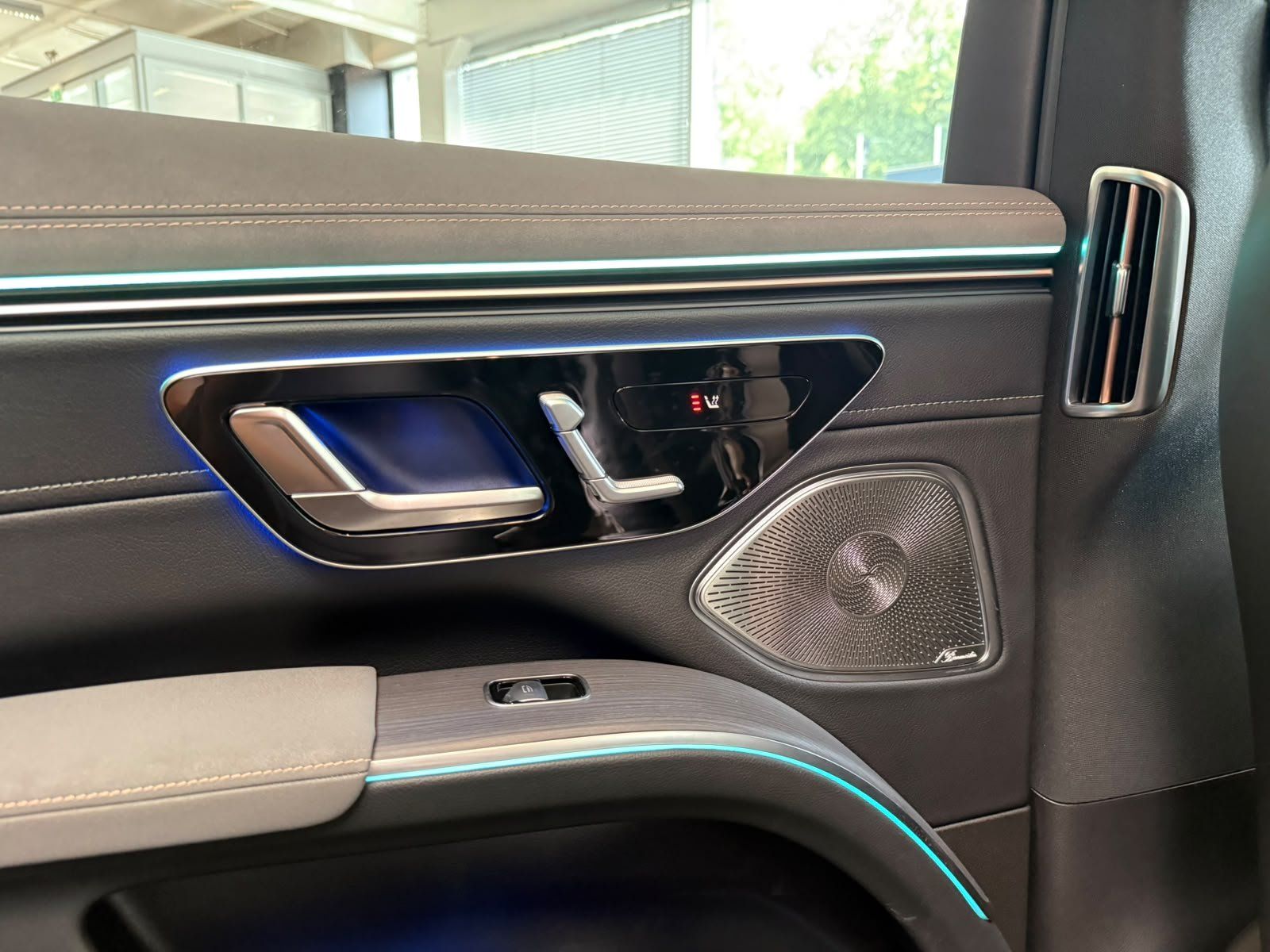 Fahrzeugabbildung Mercedes-Benz EQS 450+ SUV AIRMATIC+HUD+PANO+BURM+AHK+DISTR.