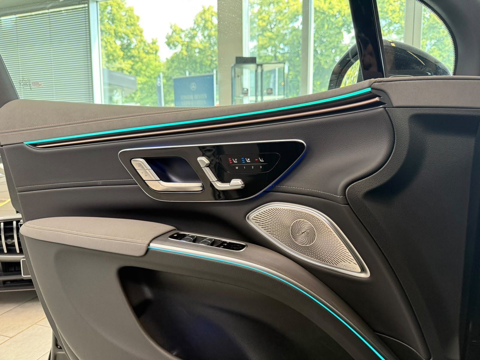 Fahrzeugabbildung Mercedes-Benz EQS 450+ SUV AIRMATIC+HUD+PANO+BURM+AHK+DISTR.