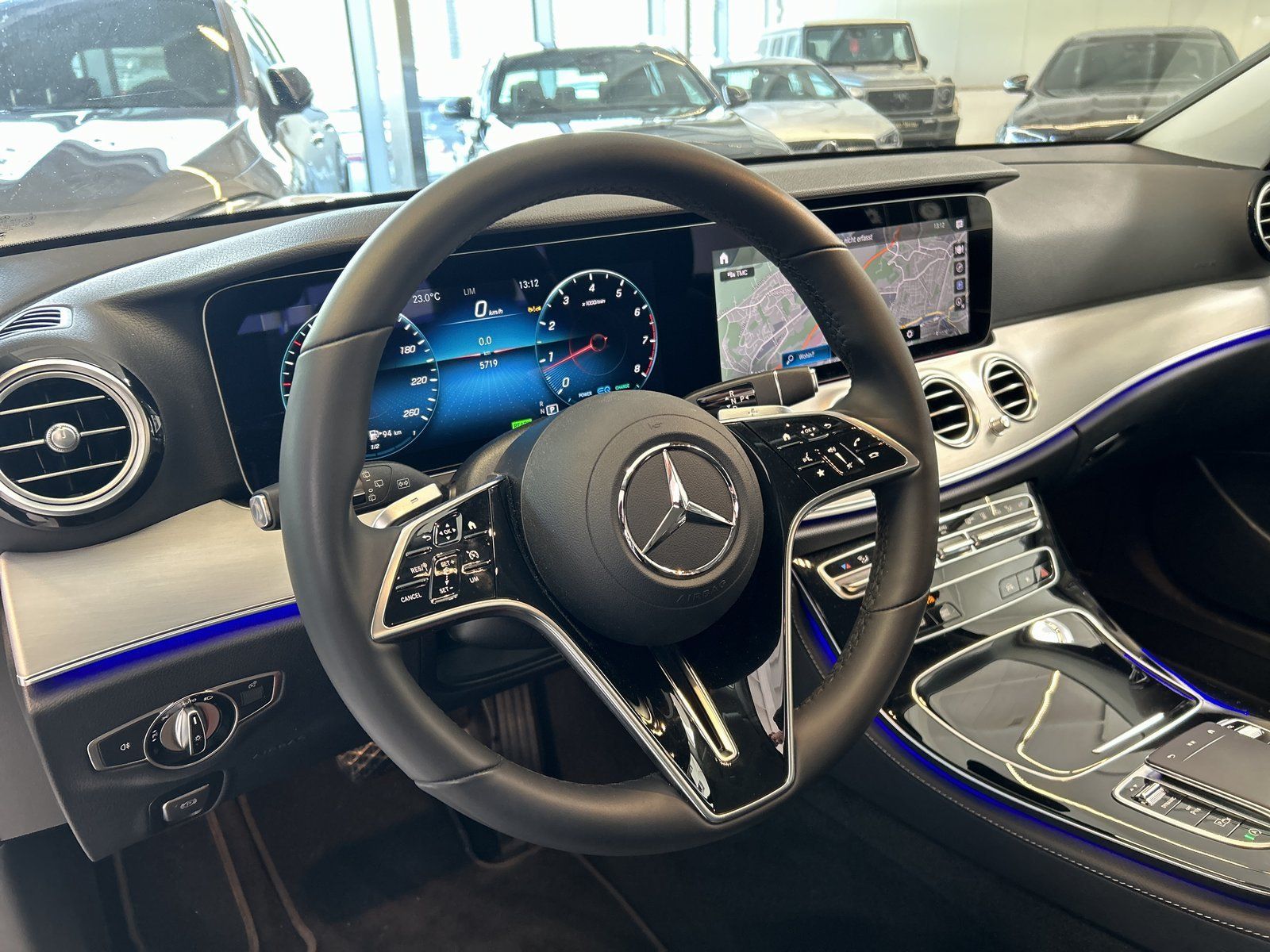 Fahrzeugabbildung Mercedes-Benz E 200 T STDHZ+MEMORY+KEYLESS+360°+DAB+TOTW.+LED