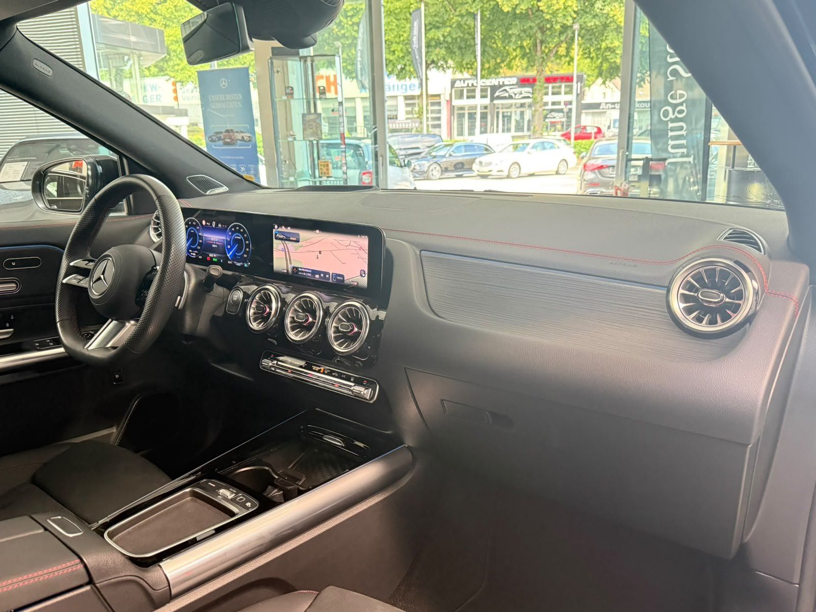 Fahrzeugabbildung Mercedes-Benz EQA 350 4M AMG+PANO+BURM+DISTR+HUD+MEMORY+NIGHT