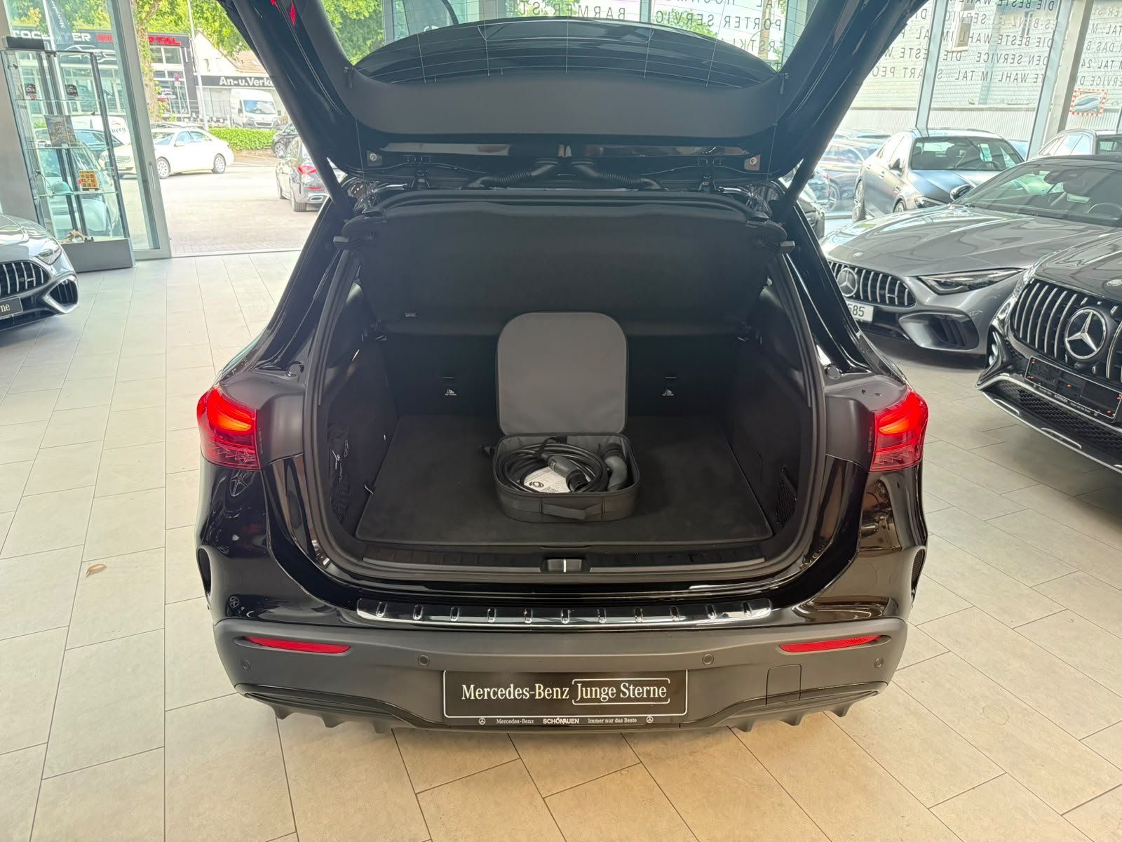 Fahrzeugabbildung Mercedes-Benz EQA 350 4M AMG+PANO+BURM+DISTR+HUD+MEMORY+NIGHT