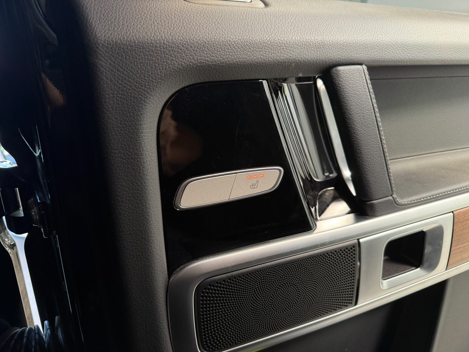 Fahrzeugabbildung Mercedes-Benz G 400d COMAND+AHK+MBEAM+MEMORY+SHD+KAMERA+WIDESC