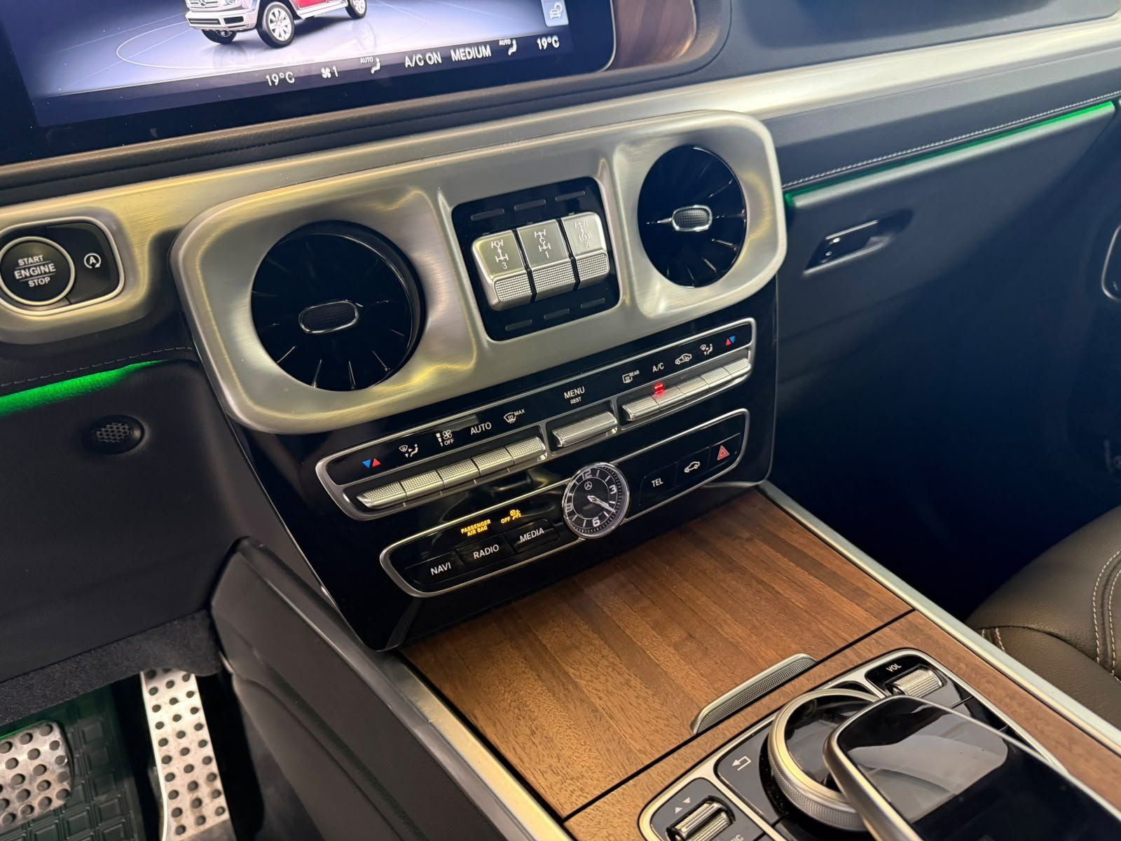 Fahrzeugabbildung Mercedes-Benz G 400d COMAND+AHK+MBEAM+MEMORY+SHD+KAMERA+WIDESC