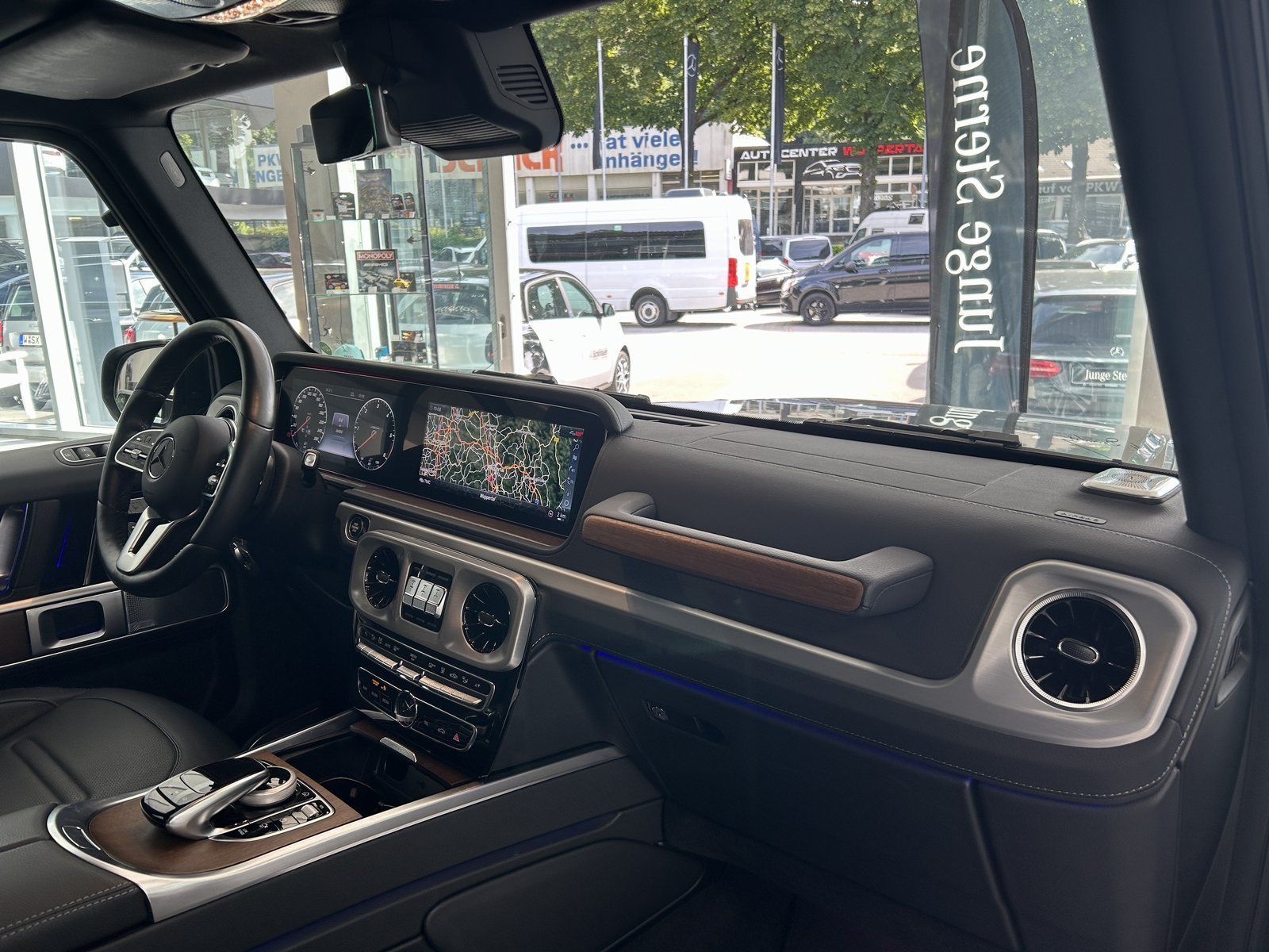 Fahrzeugabbildung Mercedes-Benz G 400 d PERIKLASGRÜN+STDHZ+DISTR+BURMES+SCHIEBED