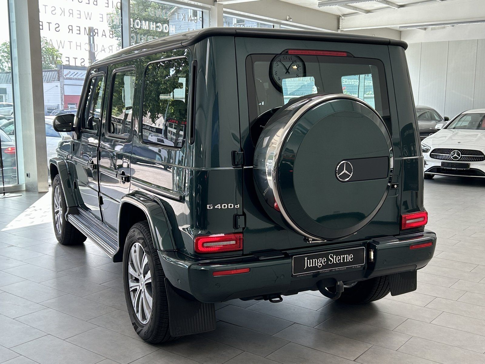 Fahrzeugabbildung Mercedes-Benz G 400 d PERIKLASGRÜN+STDHZ+DISTR+BURMES+SCHIEBED