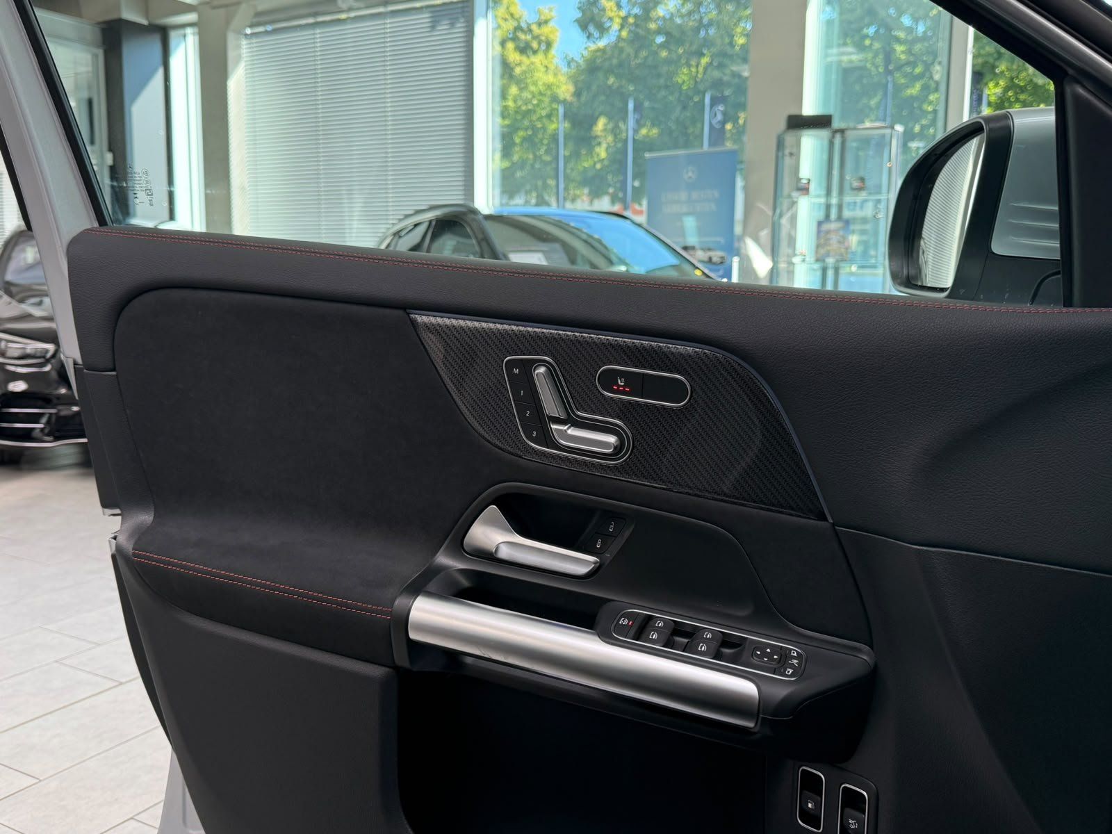 Fahrzeugabbildung Mercedes-Benz GLA 250e AMG+PANO+MBEAM+HUD+MEMORY+360°+KEYLESS