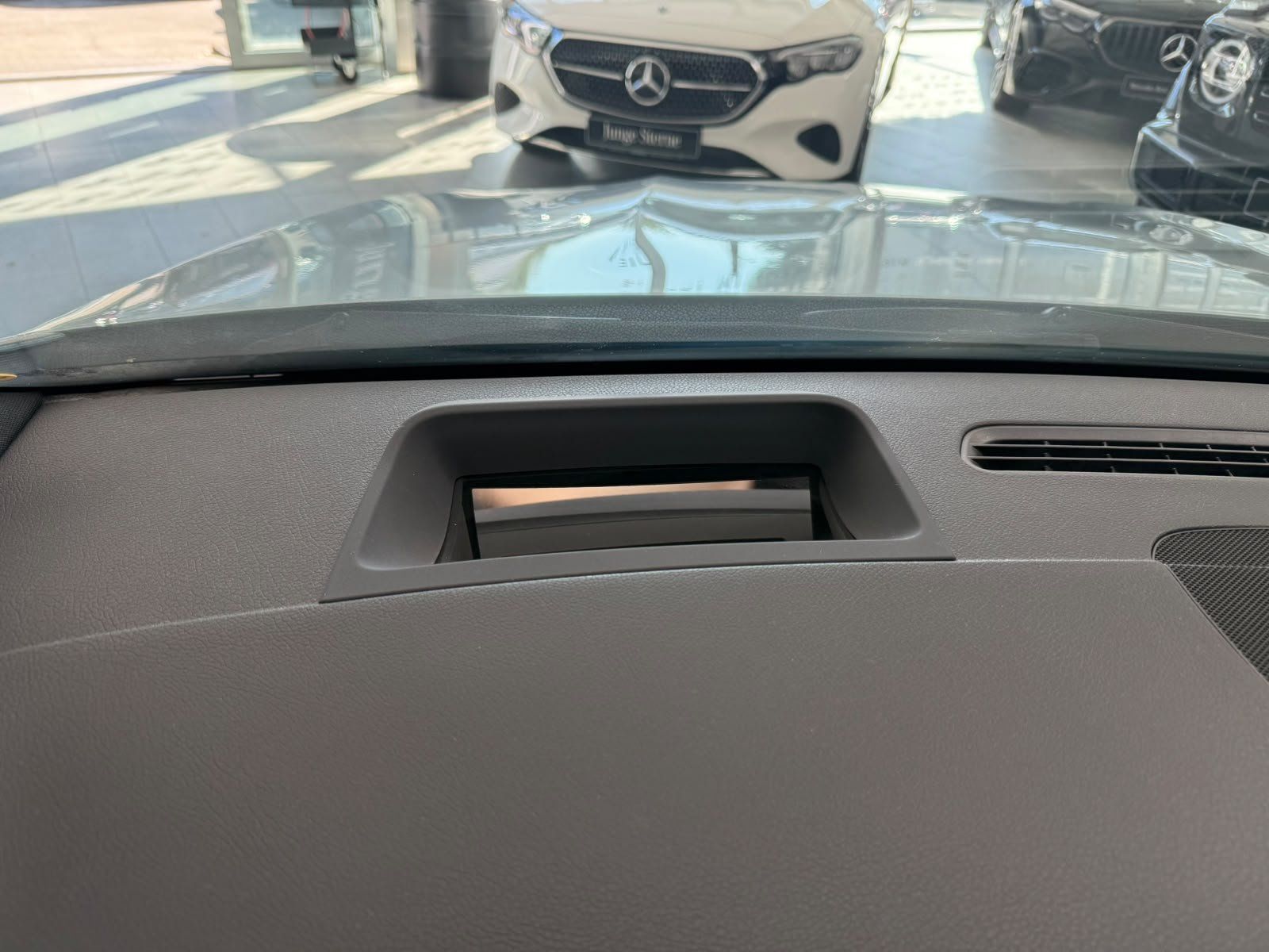 Fahrzeugabbildung Mercedes-Benz GLA 250e AMG+PANO+MBEAM+HUD+MEMORY+360°+KEYLESS