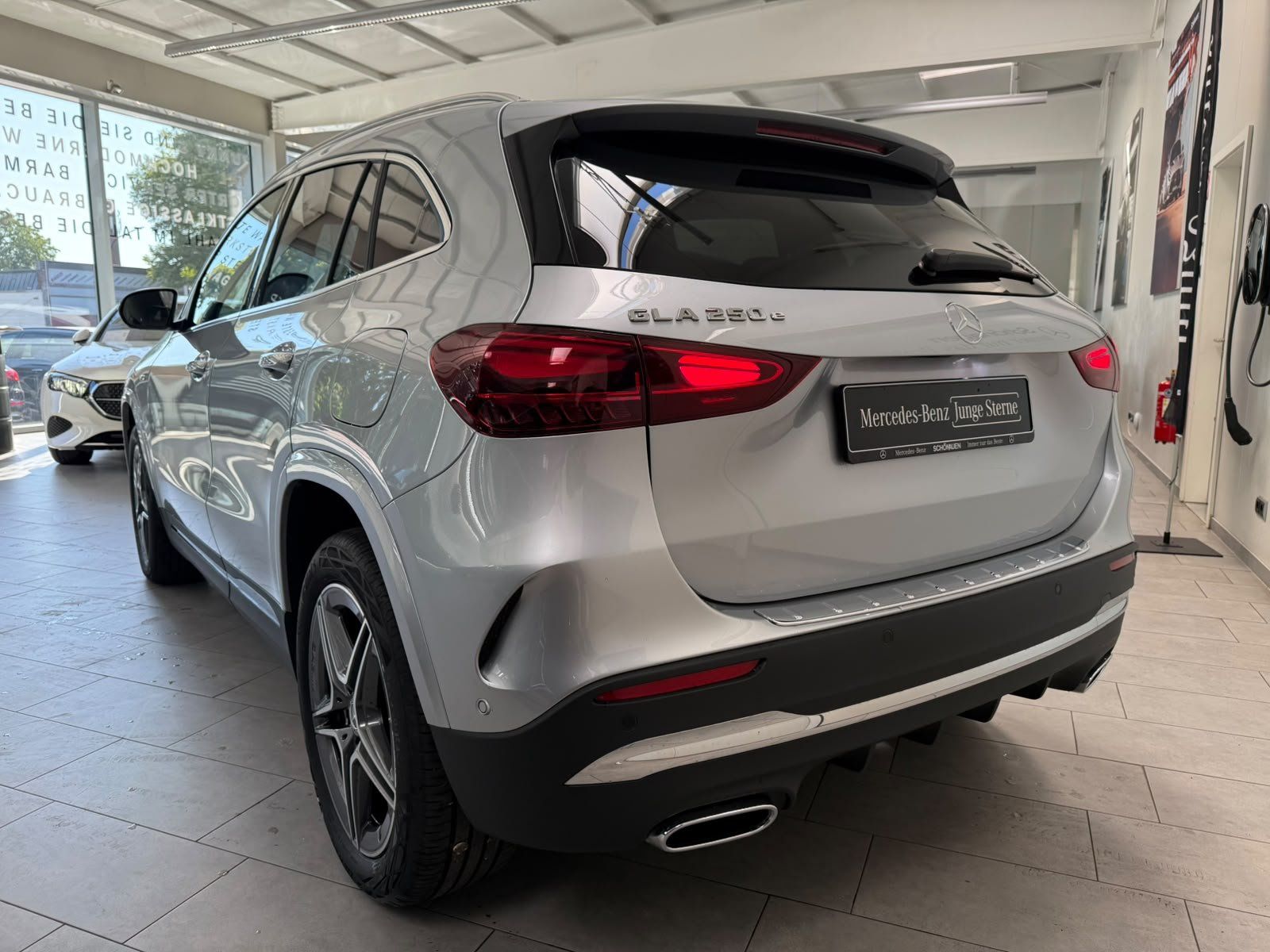 Fahrzeugabbildung Mercedes-Benz GLA 250e AMG+PANO+MBEAM+HUD+MEMORY+360°+KEYLESS