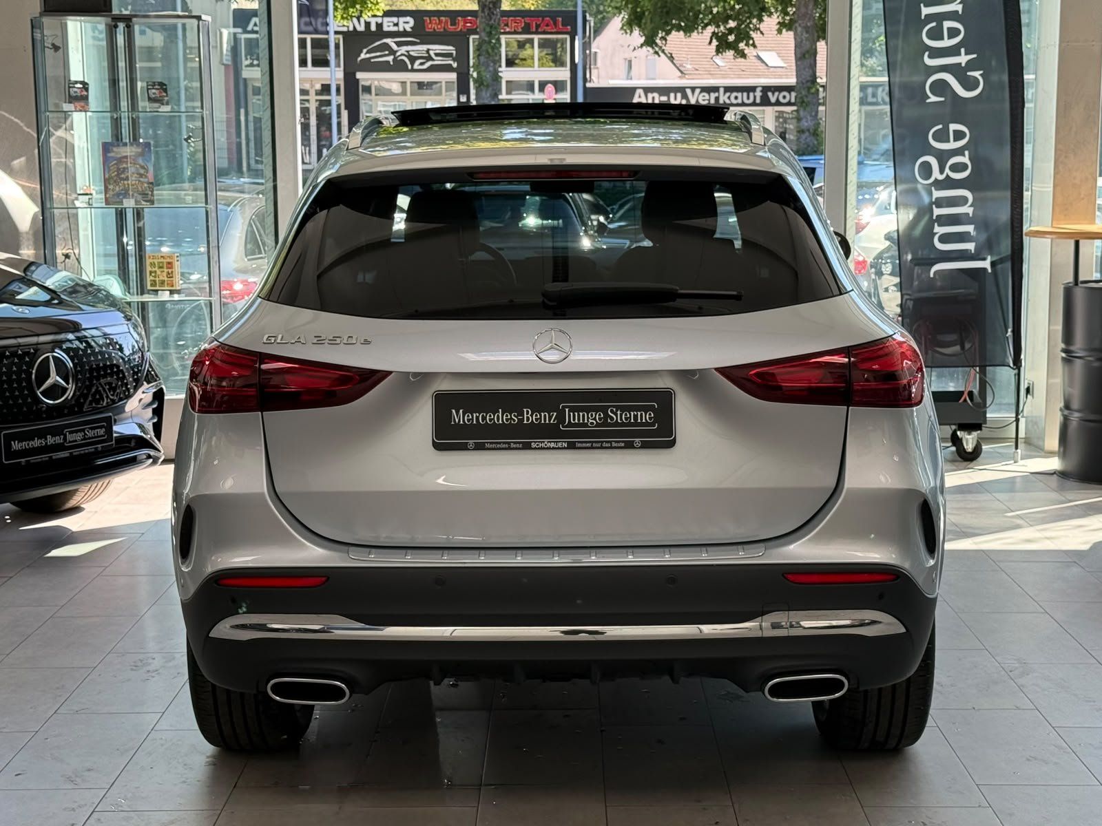 Fahrzeugabbildung Mercedes-Benz GLA 250e AMG+PANO+MBEAM+HUD+MEMORY+360°+KEYLESS
