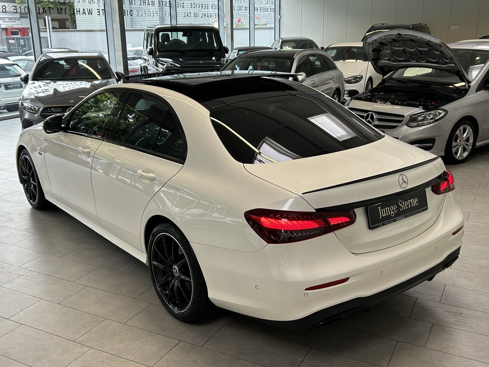 Fahrzeugabbildung Mercedes-Benz E 220 d AMG NIGHT EDITION+PANO+19"+TOTWINKEL