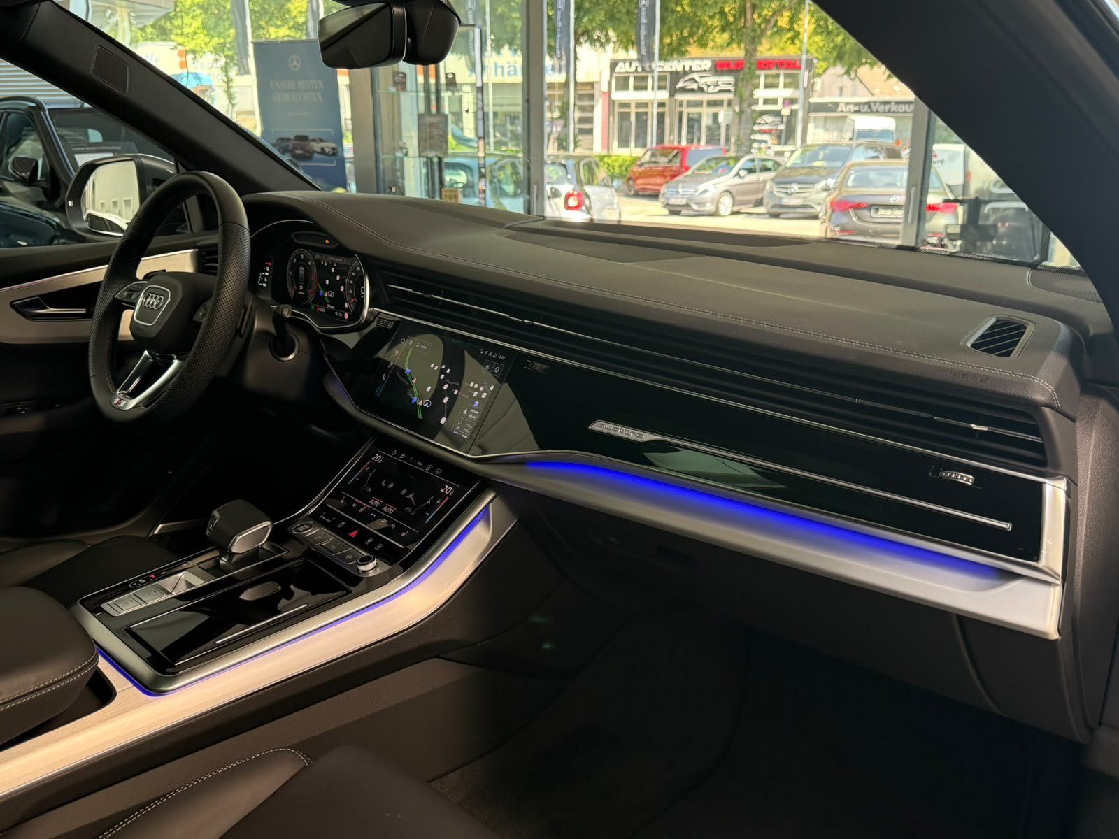 Fahrzeugabbildung Audi Q8 50 3.0 TDI quattro S-LINE PANO+MATRIX+HUD+ACC