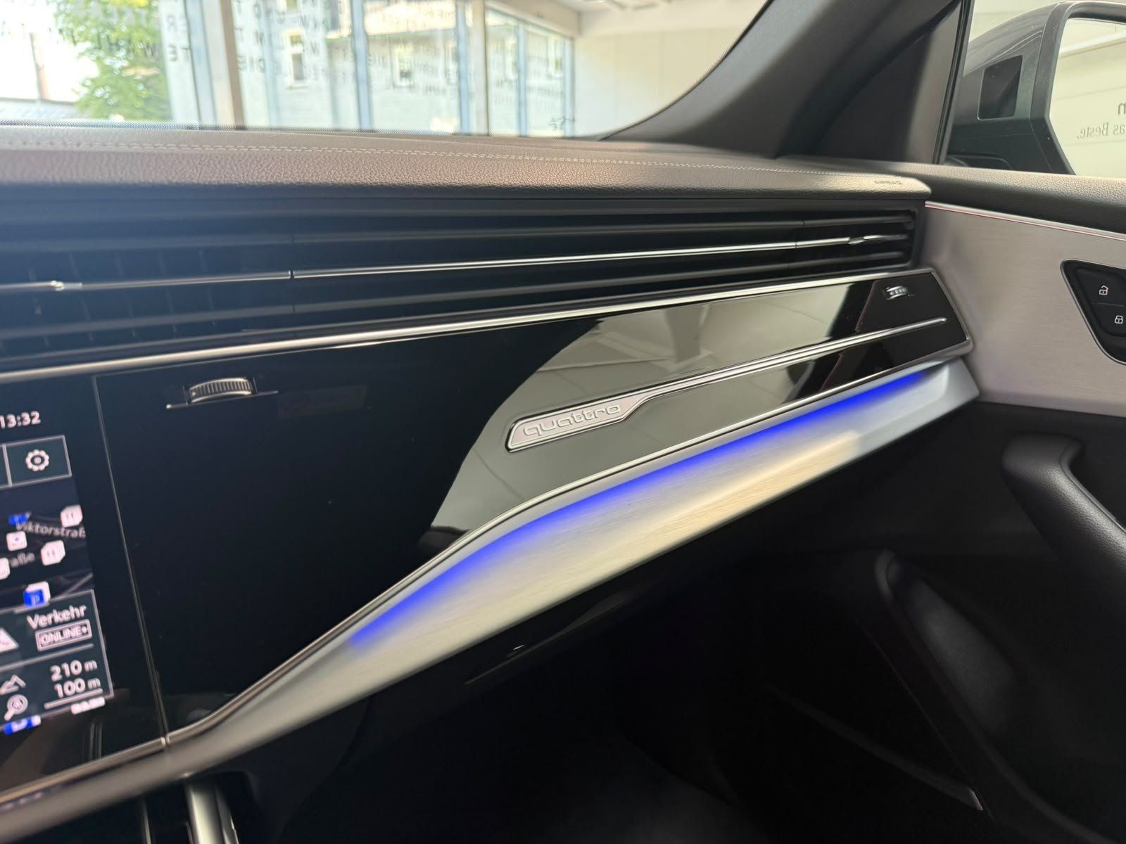 Fahrzeugabbildung Audi Q8 50 3.0 TDI quattro S-LINE PANO+MATRIX+HUD+ACC
