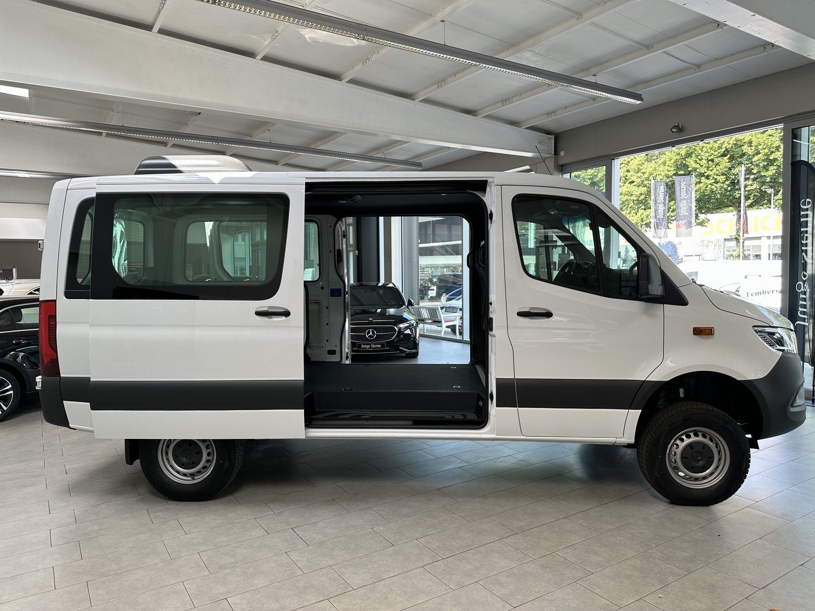 Fahrzeugabbildung Mercedes-Benz Sprinter 319 4x4 Kasten L2H1 LED+2xSTHZ+2SCHIEBE