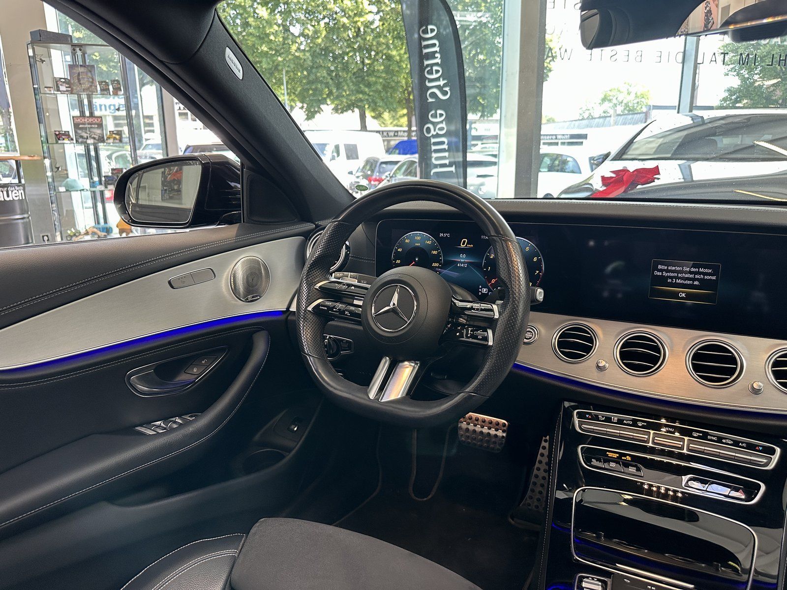 Fahrzeugabbildung Mercedes-Benz E 300 AMG PANO+BURMESTER+20"+NIGHT+DISTRONIC