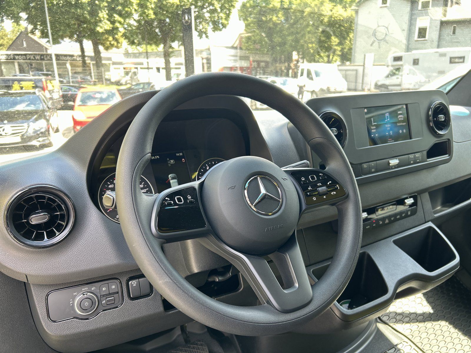 Fahrzeugabbildung Mercedes-Benz Sprinter Kastenwagen 519 CDI Allrad 4x4 Standard