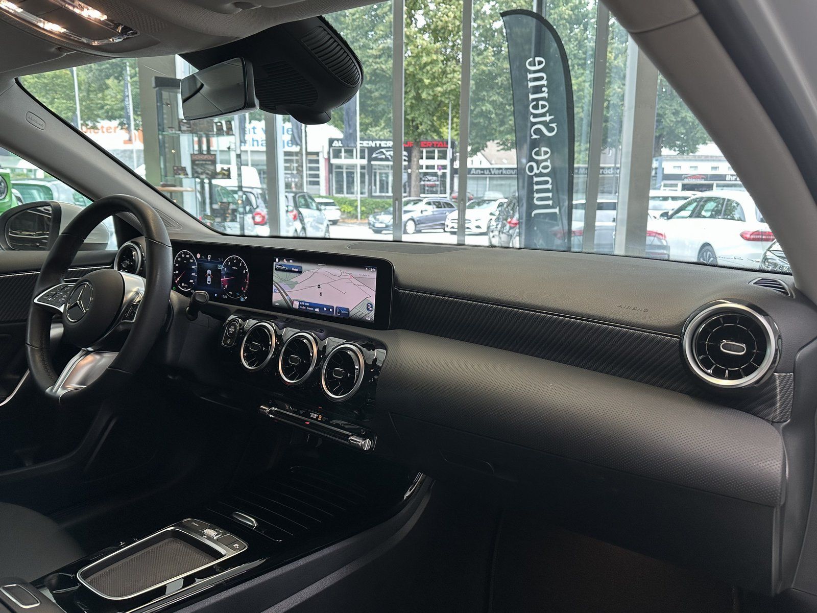 Fahrzeugabbildung Mercedes-Benz A 180 Limousine DIGITALWEIß+PROGRESSIVE+CARPLAY