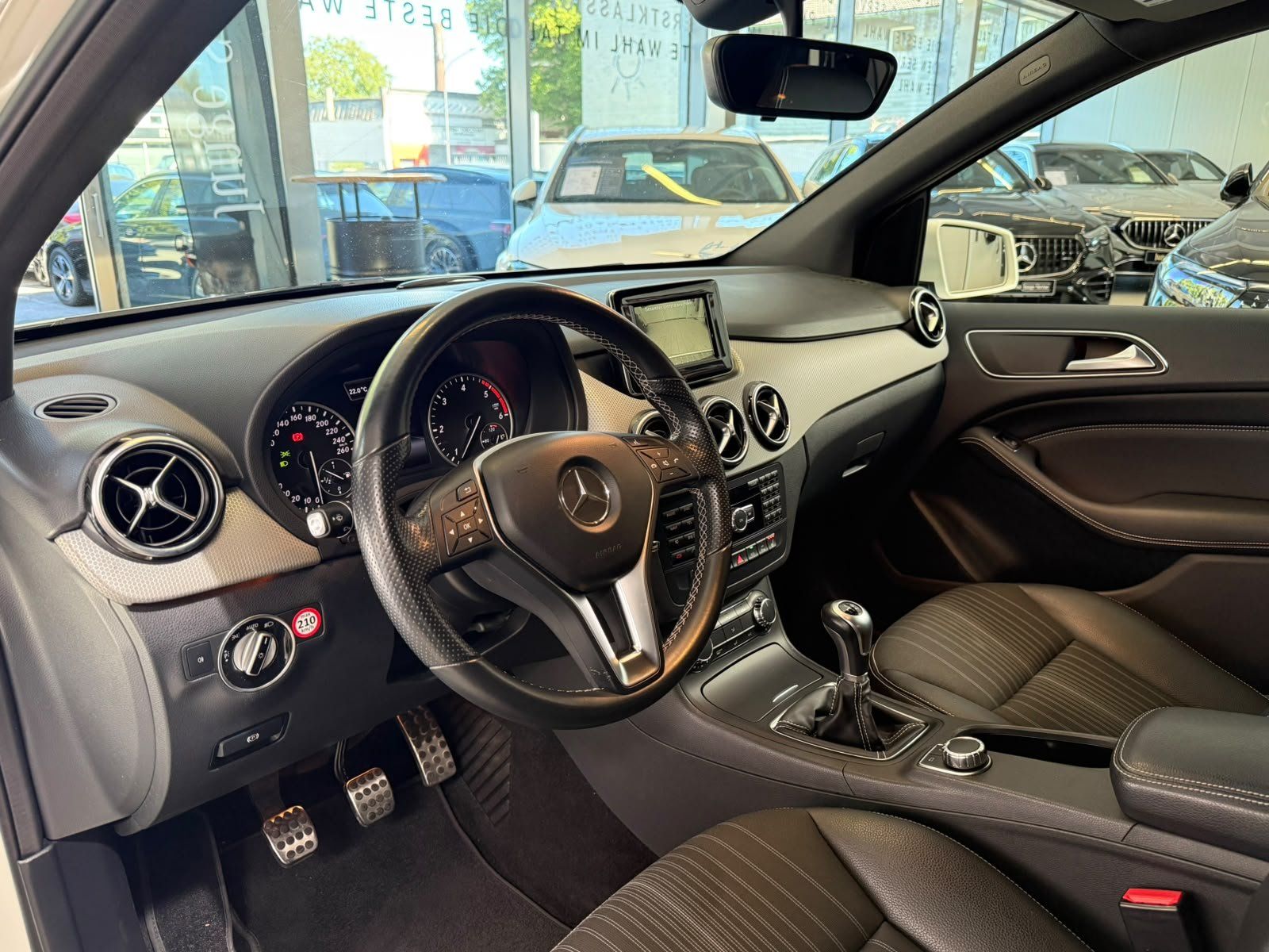 Fahrzeugabbildung Mercedes-Benz B 180 CDI BIXENON+AHK+KAMERA+SITZHZ+KLIMA+PTS