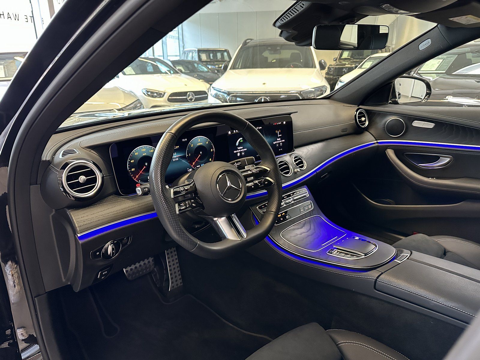 Fahrzeugabbildung Mercedes-Benz E 220 d T AMG DISTRO+MULTIBEAM+HUD+360°+20"