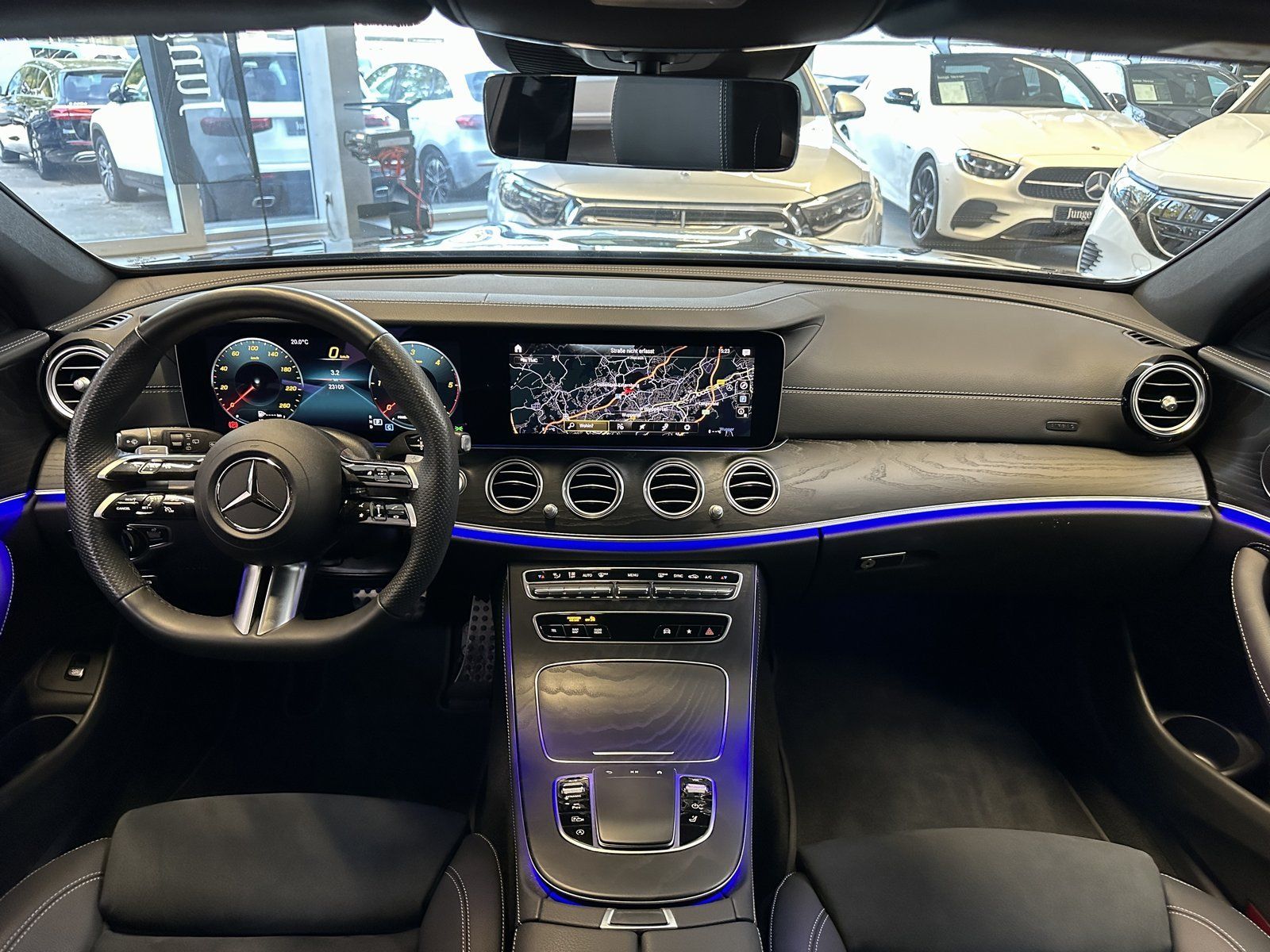 Fahrzeugabbildung Mercedes-Benz E 220 d T AMG DISTRO+MULTIBEAM+HUD+360°+20"