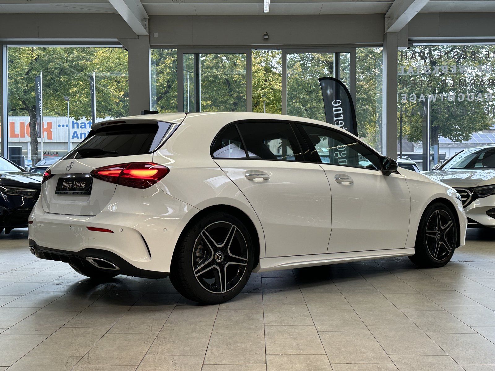 Fahrzeugabbildung Mercedes-Benz A 250 4MATIC AMG PREMIUM BURMESTER+MBEAM+NIGHT