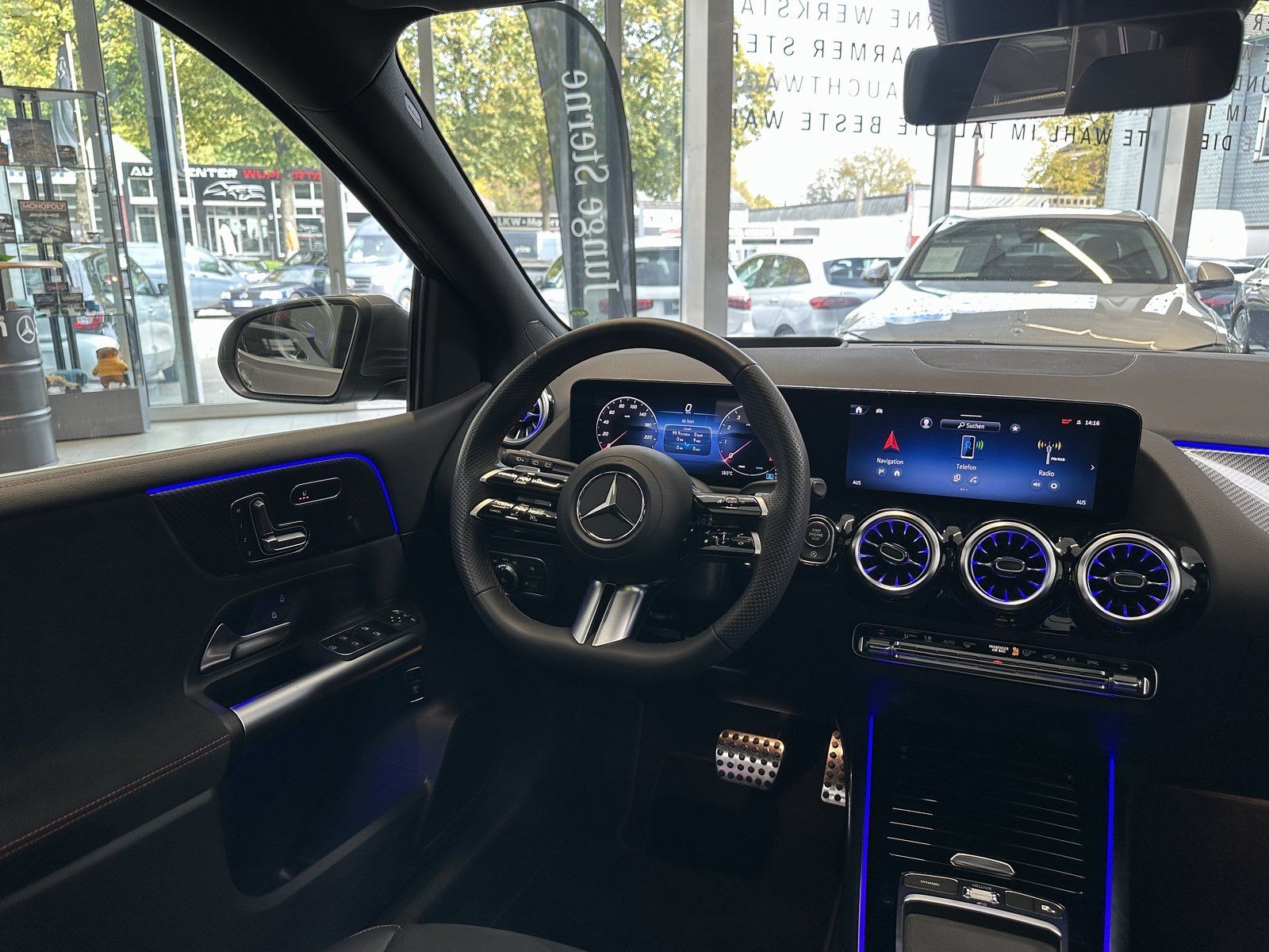 Fahrzeugabbildung Mercedes-Benz B 180 AMG PREMIUM PLUS+PANO+360+HUD+MEMORY+BEAM