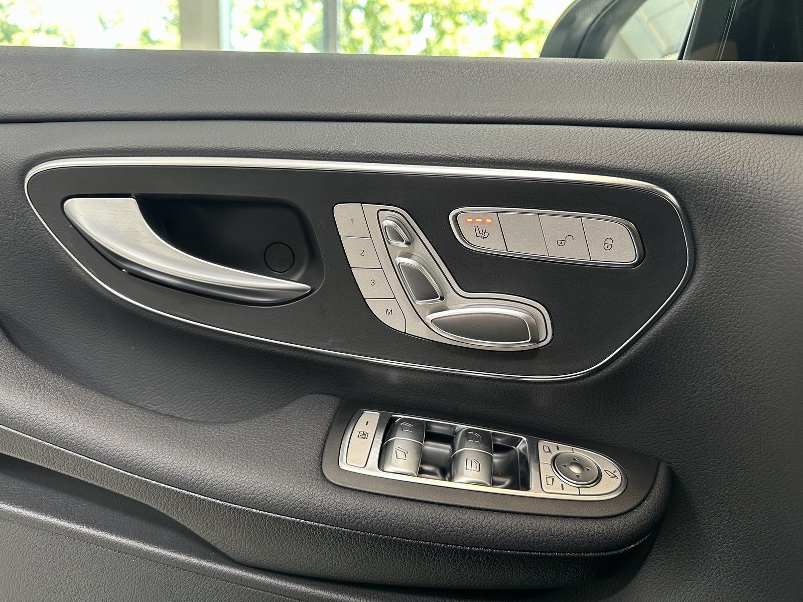 Fahrzeugabbildung Mercedes-Benz V 220d 4Matic lang AMG+AIRMATIC+DISTR+CARPLAY