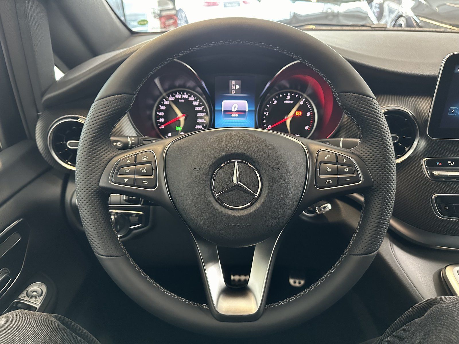 Fahrzeugabbildung Mercedes-Benz V 220d 4Matic lang AMG+AIRMATIC+DISTR+CARPLAY