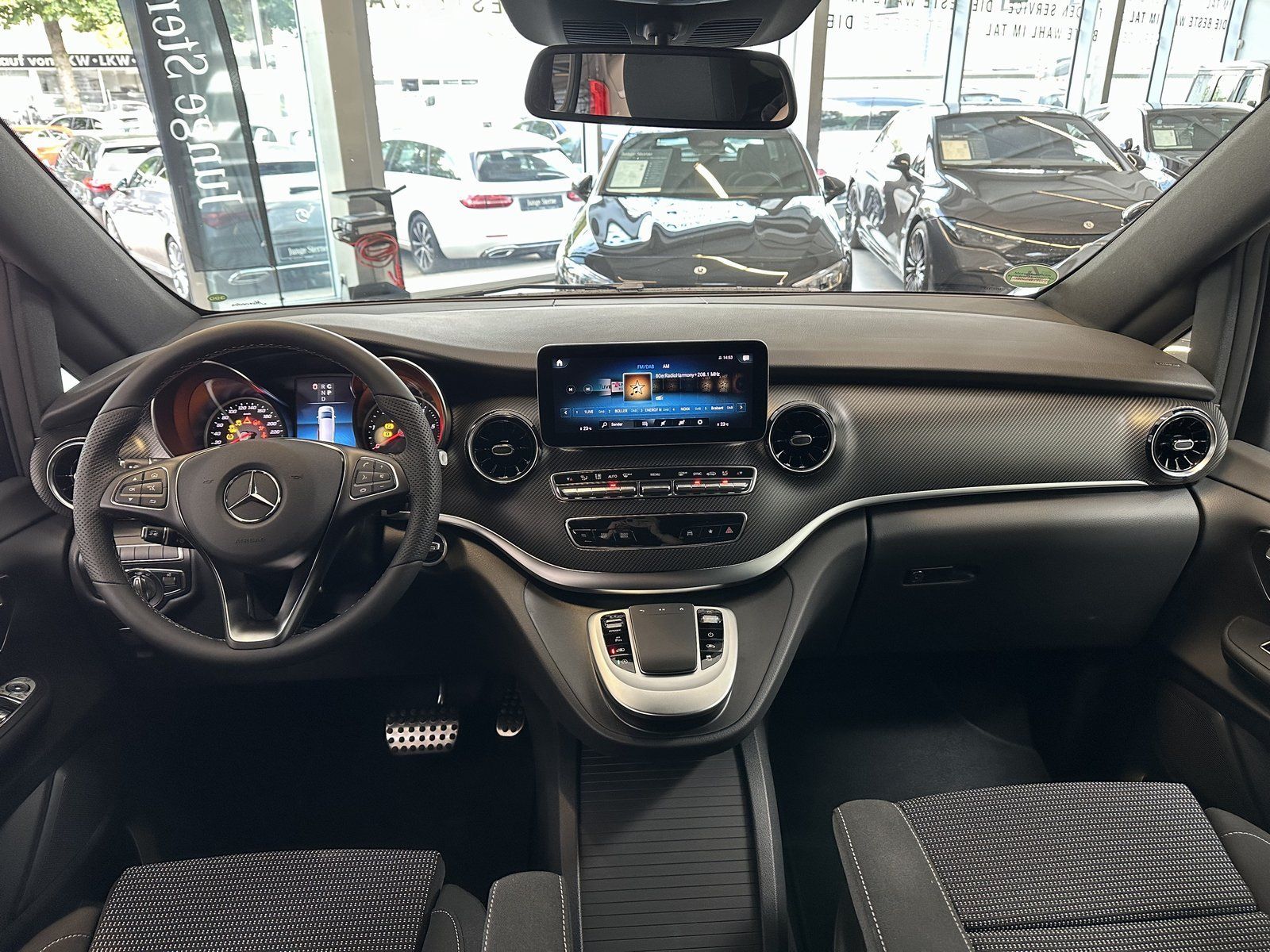 Fahrzeugabbildung Mercedes-Benz V 220d 4Matic lang AMG+AIRMATIC+DISTR+CARPLAY