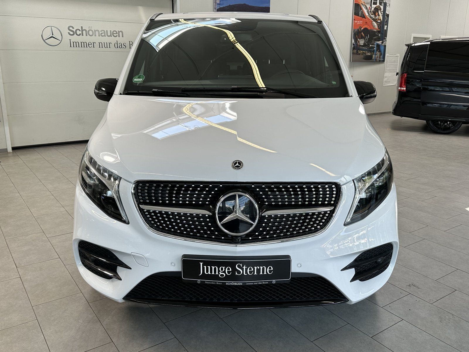 Fahrzeugabbildung Mercedes-Benz V 220d 4Matic lang AMG+AIRMATIC+DISTR+CARPLAY