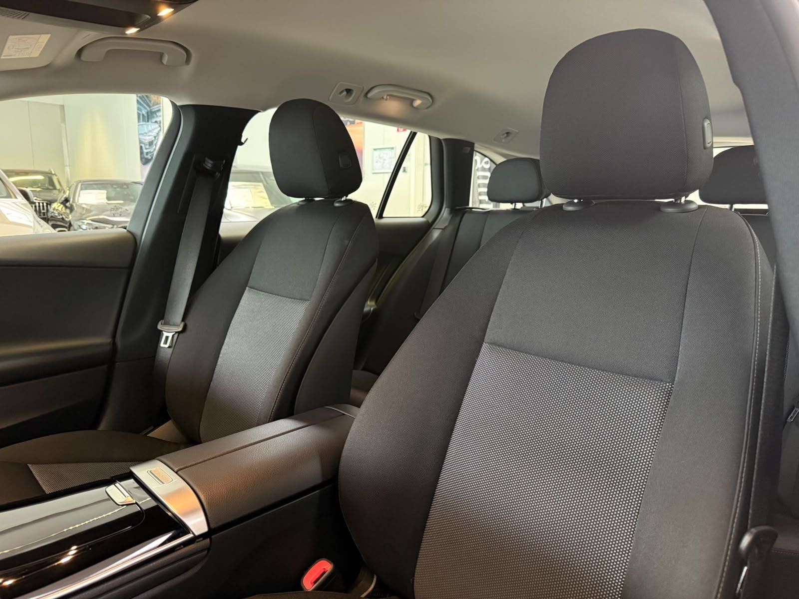 Fahrzeugabbildung Mercedes-Benz C 220d T KAMERA+CARPLAY+LED+SPUR+EASYPACK+DAB