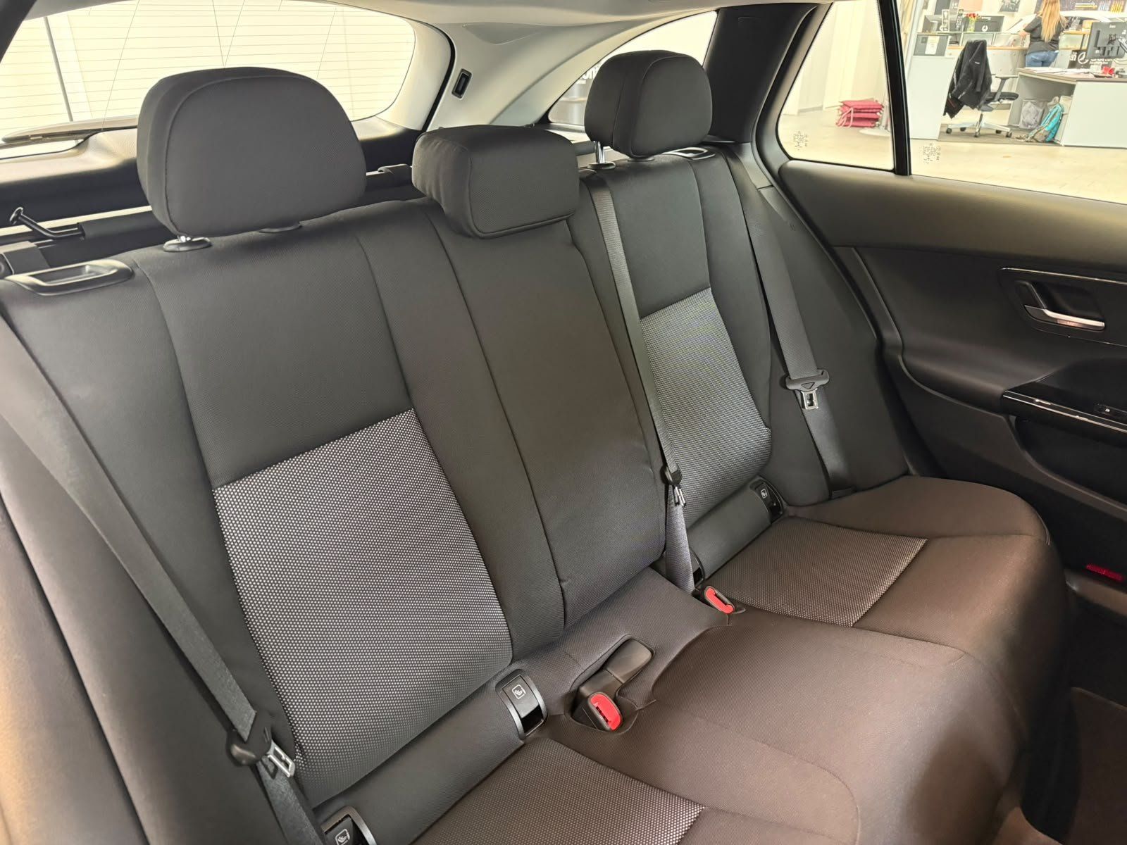 Fahrzeugabbildung Mercedes-Benz C 220d T KAMERA+CARPLAY+LED+SPUR+EASYPACK+DAB