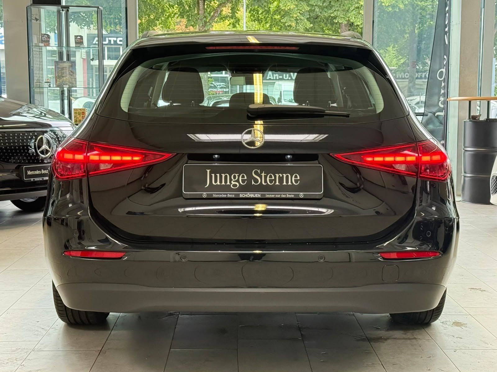 Fahrzeugabbildung Mercedes-Benz C 220d T KAMERA+CARPLAY+LED+SPUR+EASYPACK+DAB