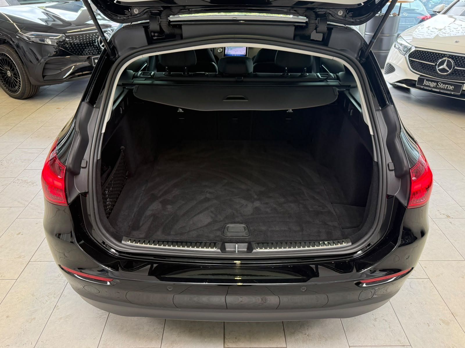 Fahrzeugabbildung Mercedes-Benz C 220d T KAMERA+CARPLAY+LED+SPUR+EASYPACK+DAB
