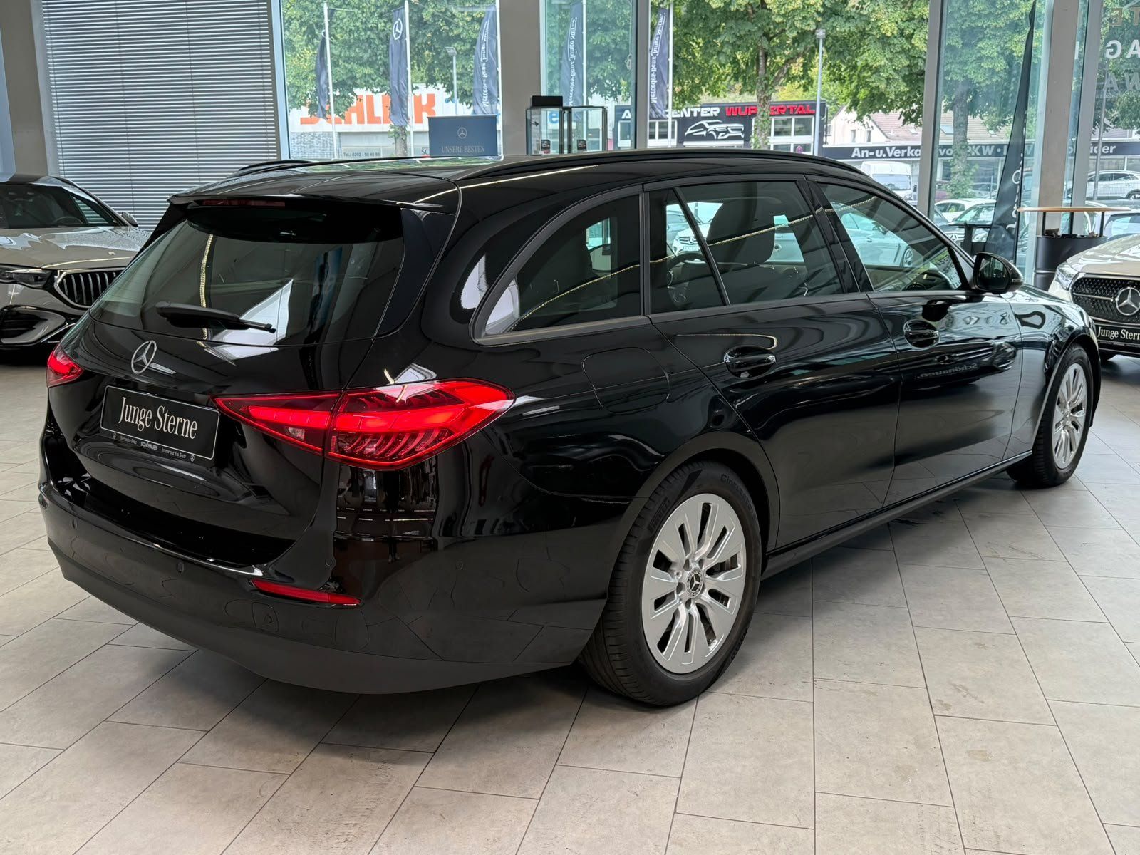 Fahrzeugabbildung Mercedes-Benz C 220d T KAMERA+CARPLAY+LED+SPUR+EASYPACK+DAB