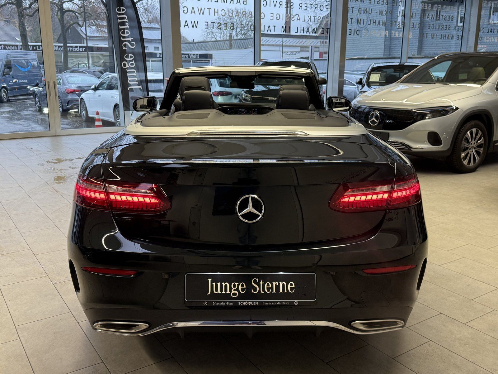 Fahrzeugabbildung Mercedes-Benz E 200 Cabriolet AMG SMARAGDGRÜN+CABRIOKOMFORTPKT