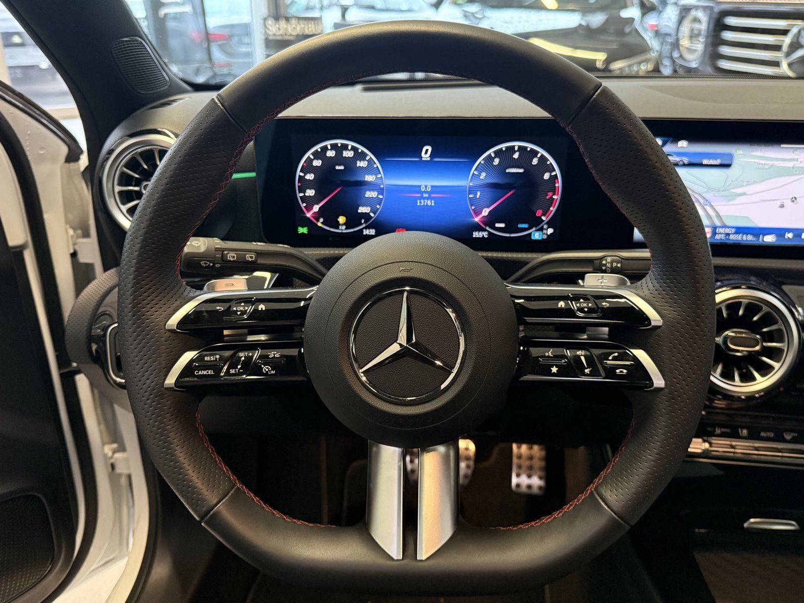 Fahrzeugabbildung Mercedes-Benz A 180 Kompakt AMG PREMIUMPLUS+HUD+PANO+360+BEAM