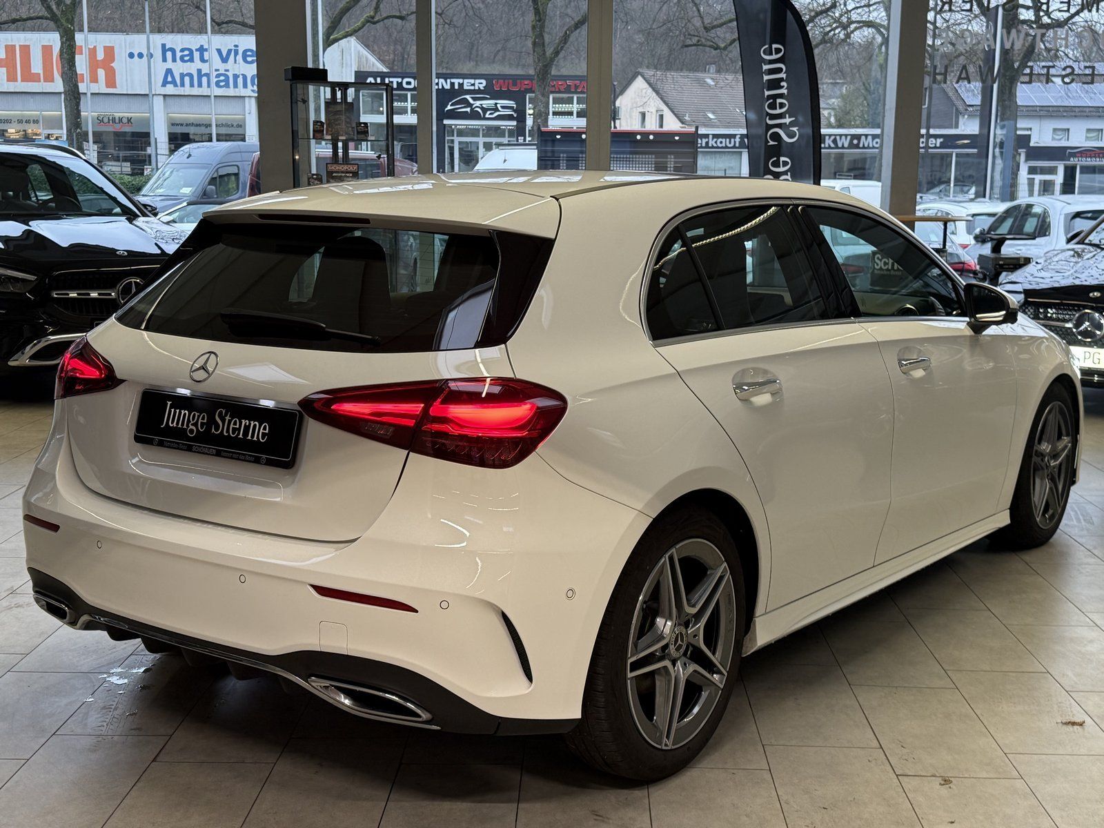 Fahrzeugabbildung Mercedes-Benz A 180 Kompakt AMG PREMIUMPLUS+HUD+PANO+360+BEAM