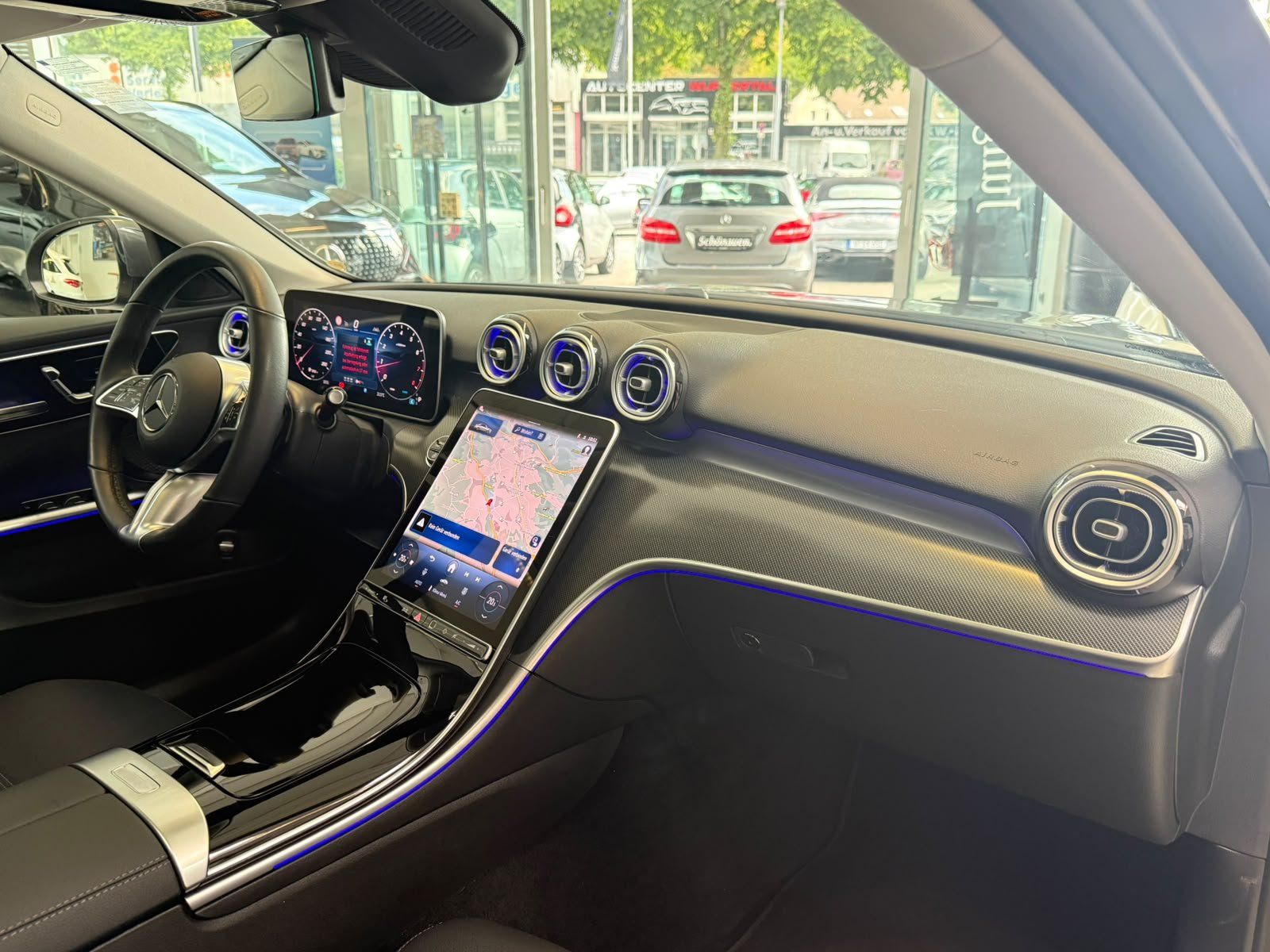 Fahrzeugabbildung Mercedes-Benz C 200 PANO+MEMORY+LED+KAMERA+TOTW.+CARPLAY+DAB