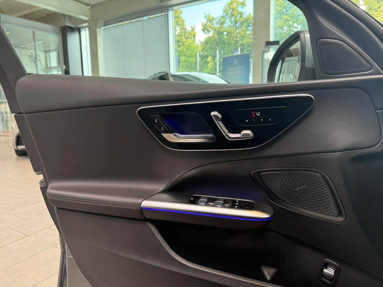 Fahrzeugabbildung Mercedes-Benz C 200 PANO+MEMORY+LED+KAMERA+TOTW.+CARPLAY+DAB