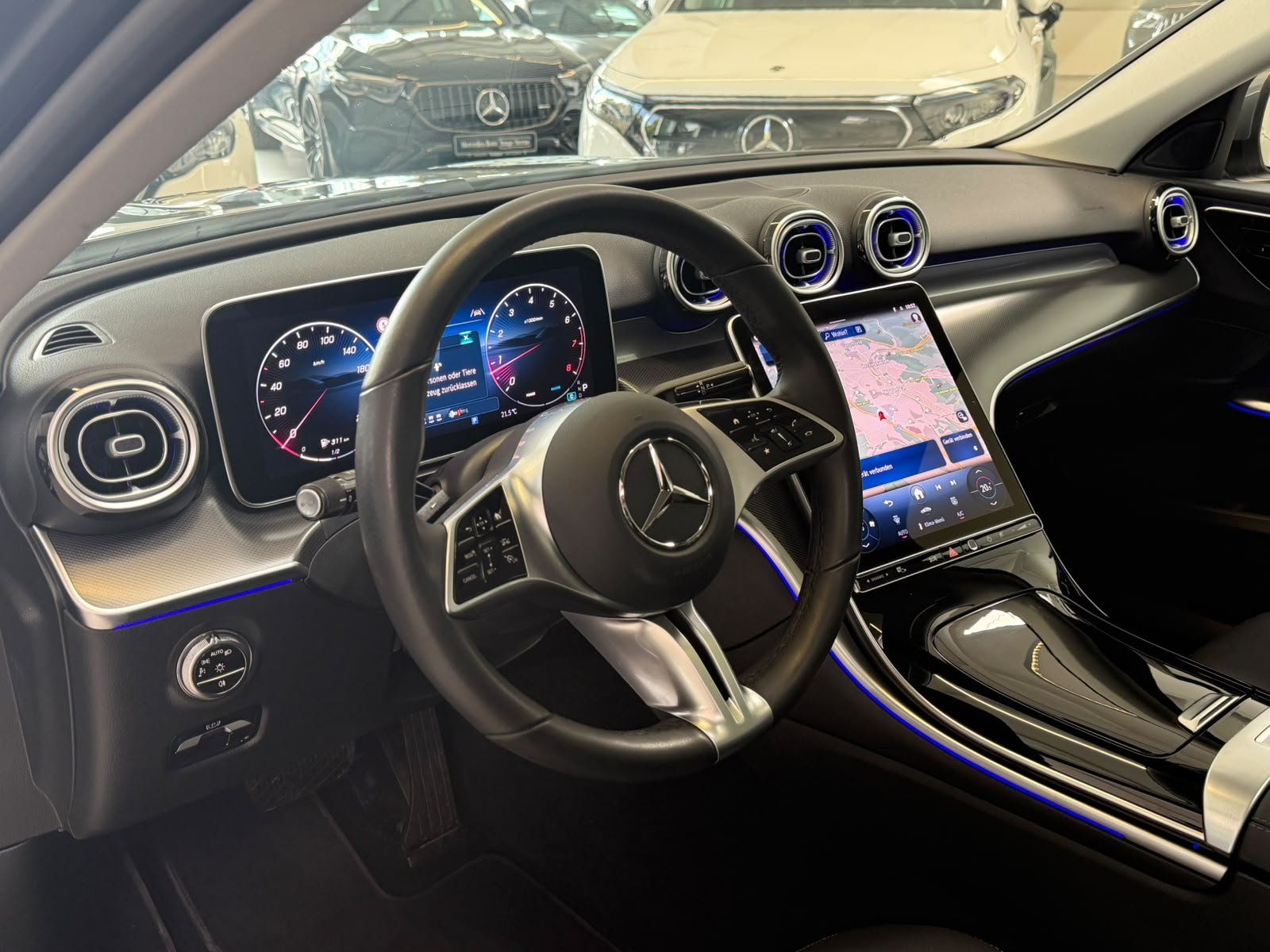 Fahrzeugabbildung Mercedes-Benz C 200 PANO+MEMORY+LED+KAMERA+TOTW.+CARPLAY+DAB