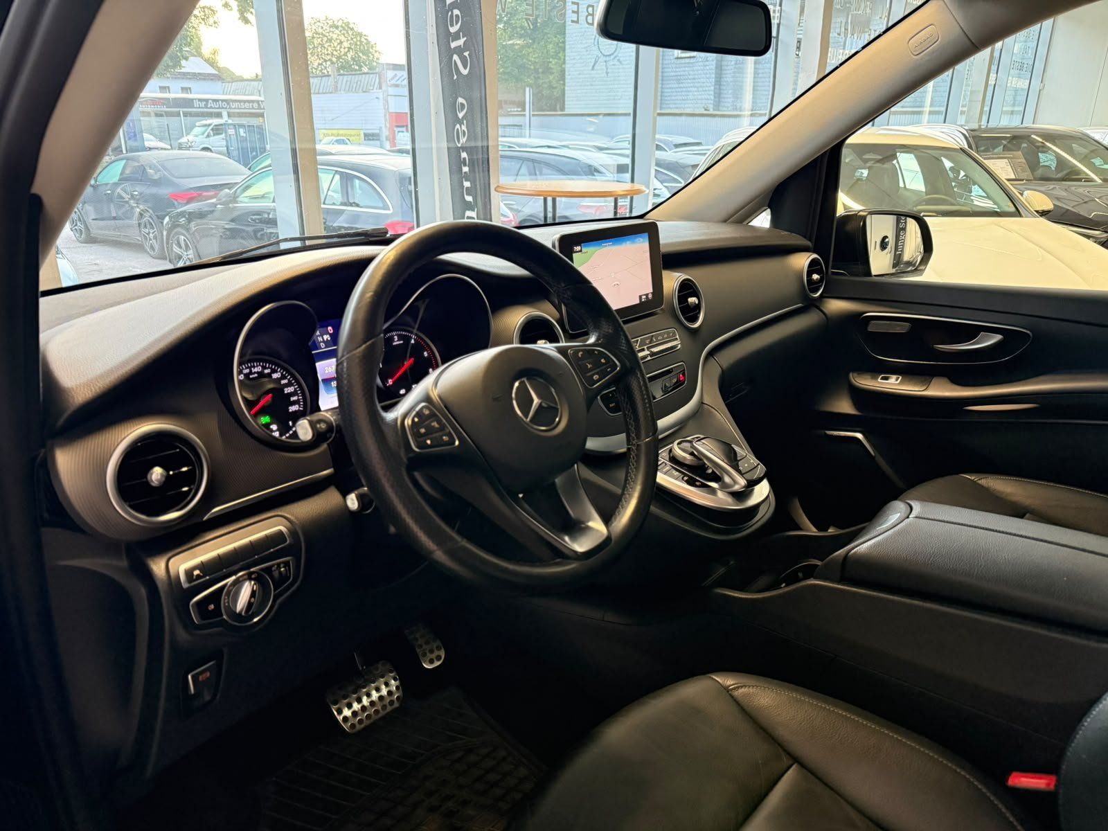 Fahrzeugabbildung Mercedes-Benz V 250d EDITION lang COMAND+PANO+BURM+STDHZ+AHK