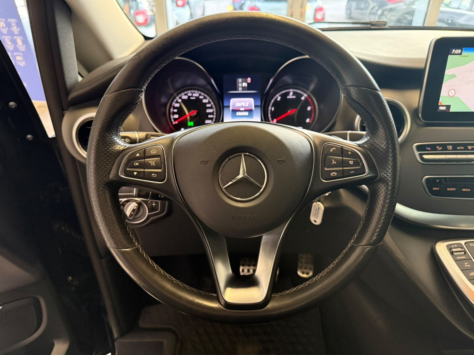 Fahrzeugabbildung Mercedes-Benz V 250d EDITION lang COMAND+PANO+BURM+STDHZ+AHK