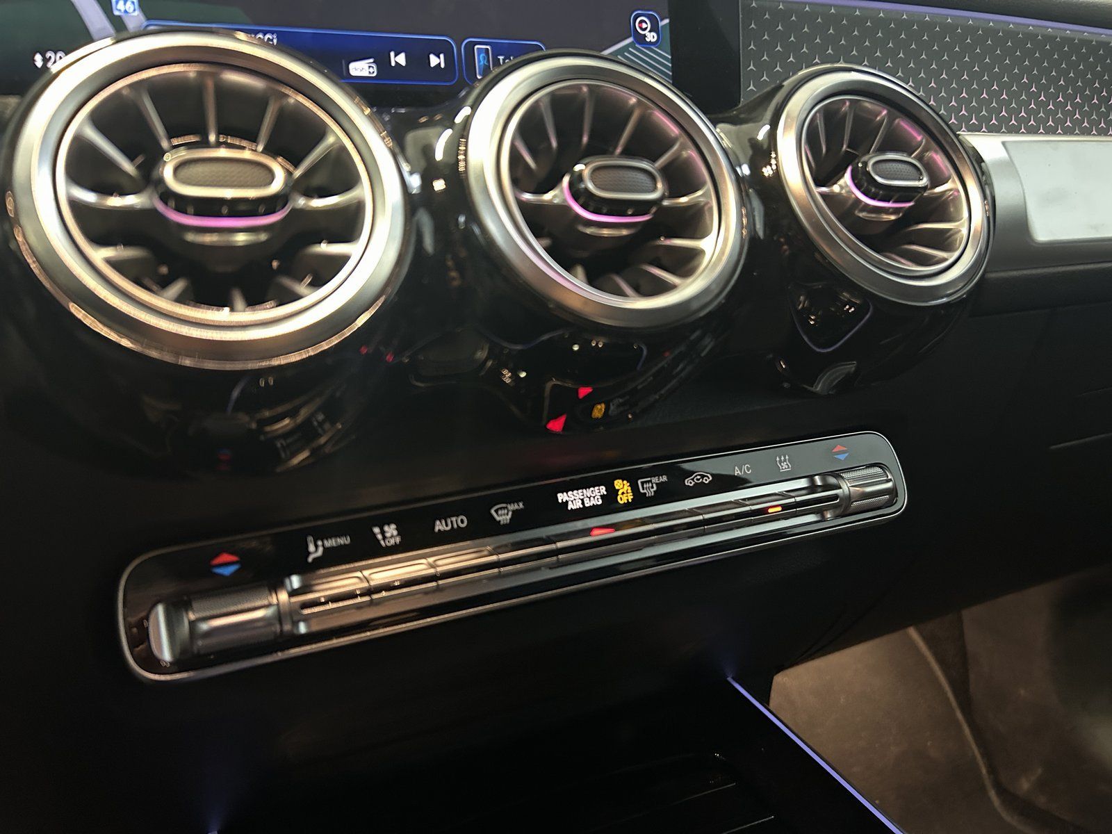 Fahrzeugabbildung Mercedes-Benz EQB 300 4M AMG+NIGHT+KAMERA+TOTW+KEYLESS+LED+DAB