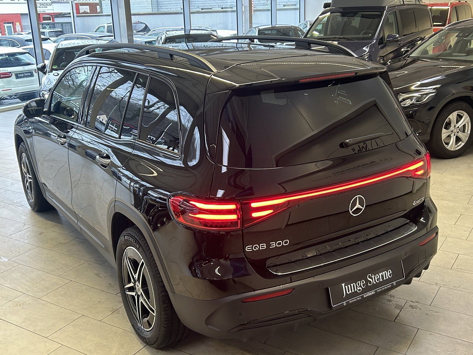 Fahrzeugabbildung Mercedes-Benz EQB 300 4M AMG+NIGHT+KAMERA+TOTW+KEYLESS+LED+DAB