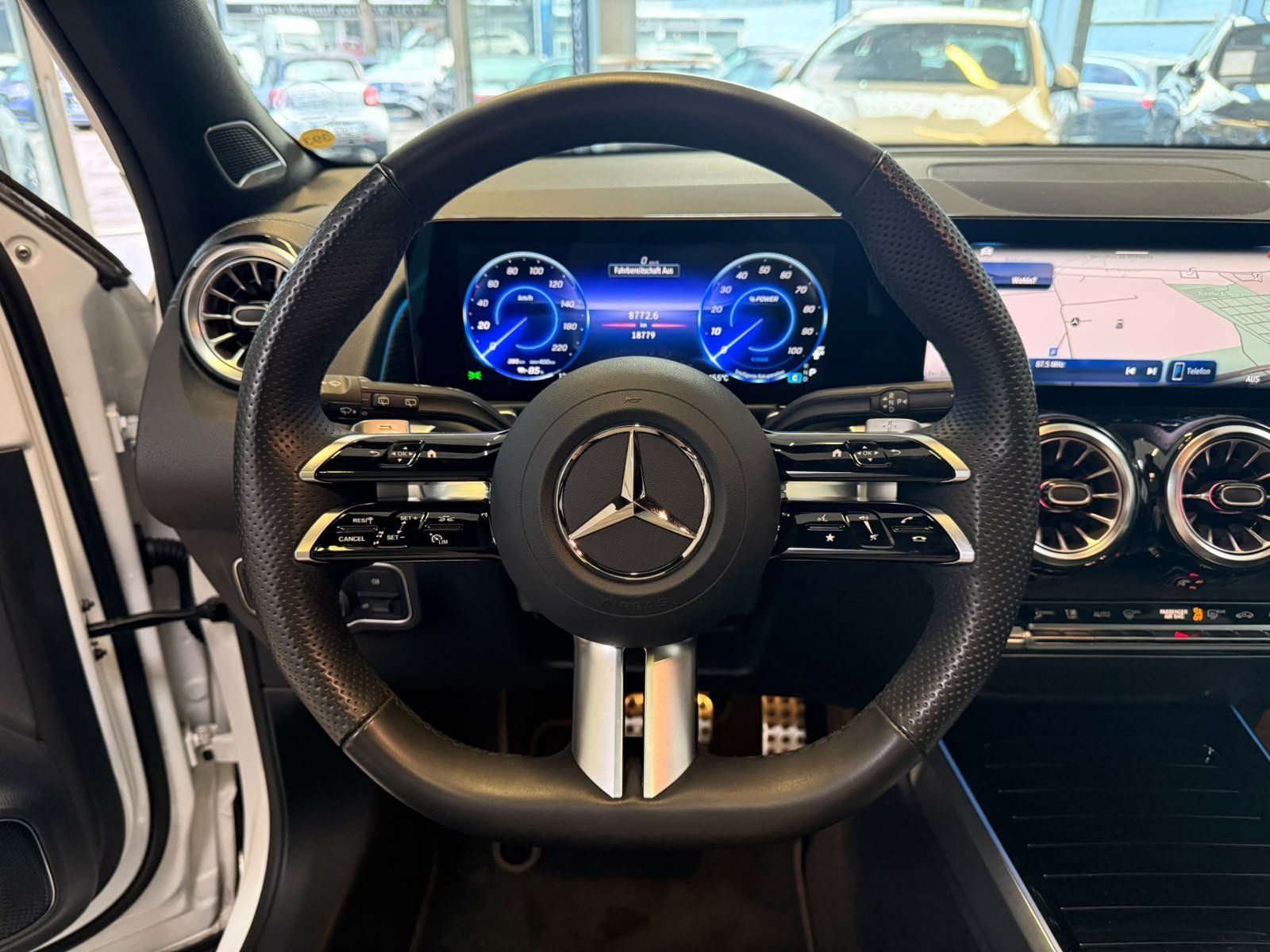 Fahrzeugabbildung Mercedes-Benz EQB 300 4M AMG+PANO+BURM+DISTR+NIGHT+KEYLESS+LED